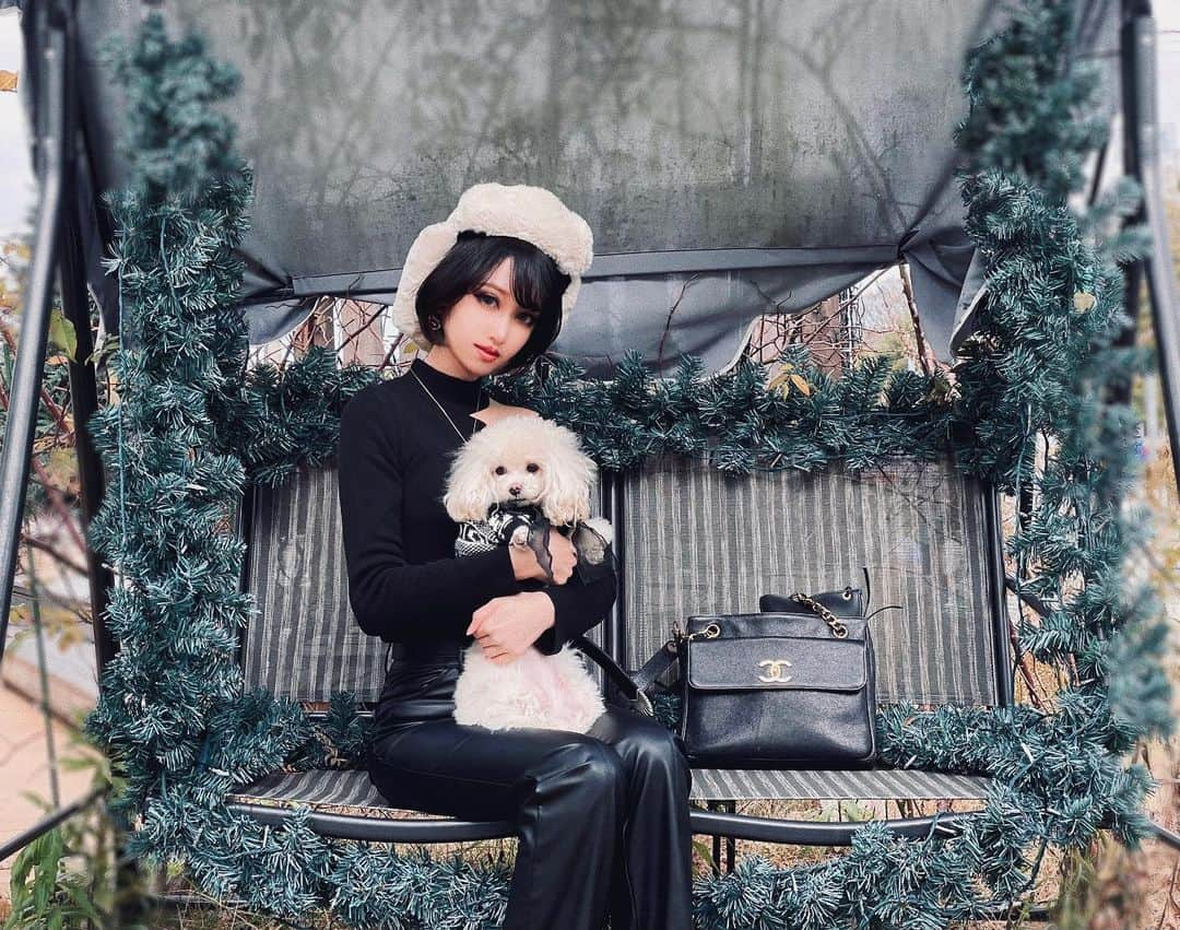 okamotosayaka さんのインスタグラム写真 - (okamotosayaka Instagram)「🐶🐾🌿 . . . . . . . . . #shorthair#shortcut#hairstyle#makeup#knit#blackhair#ショートヘア#ショートカット#イメチェン#ヘアスタイル#ファッション#黒髪ショート#黒髪#タートルネックニット#ニット#ショート#暗髪ショート#フライトキャップ#コート#愛犬#マルプー#犬服#ファッションコーデ#カフェ#ショート女子#愛犬とお出かけ#愛犬との時間#レザーパンツ」2月4日 20時16分 - xxsayaka6312xx