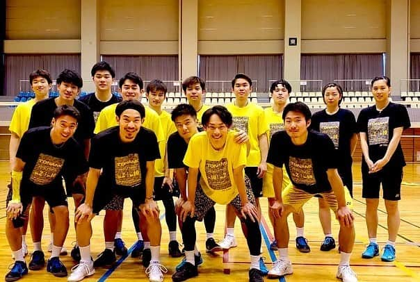 嘉村健士さんのインスタグラム写真 - (嘉村健士Instagram)「明日から10年所属していたトナミ運輸での最後のSJリーグが始まります‼️  たくさん悔しい思いもして、最高の思い出もあって、本当に成長させてくれた日本最高峰の団体戦！  寂しい気持ちMAXですがチームトナミみんなで頑張ります‼️‼️‼️🏸  応援よろしくお願いします！！！  勝負！勝負！勝負！  #SJリーグ #トナミ運輸 #背番号10 #嘉村健士」2月4日 20時16分 - kamura_takeshi