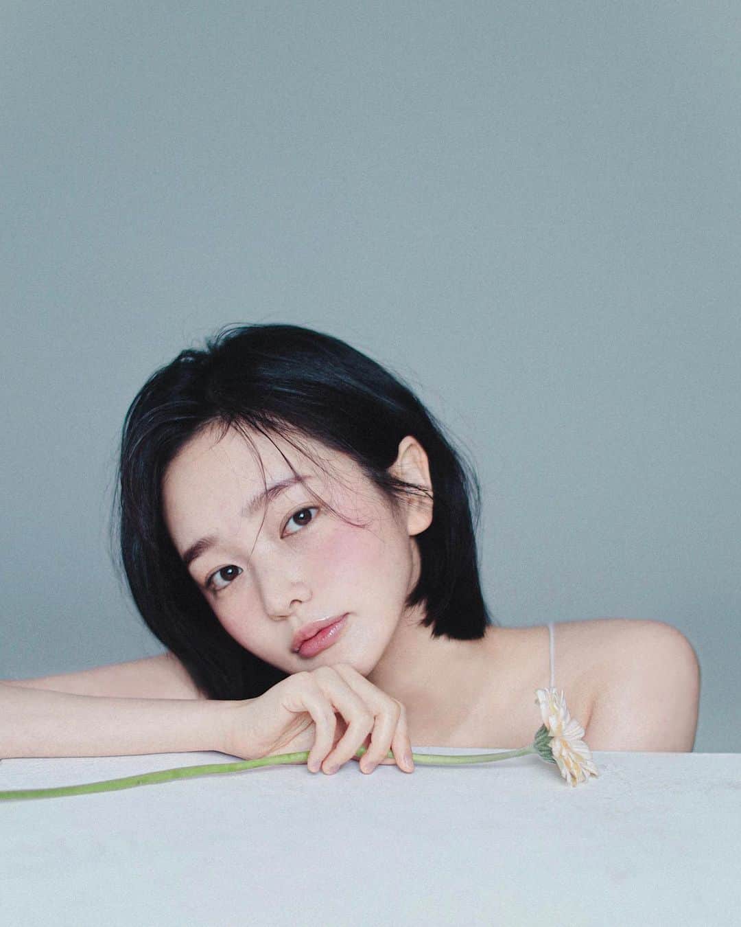 ソン・ファミンのインスタグラム：「@threecosmetics_korea  오늘 드디어 블러셔 출시 🌸」