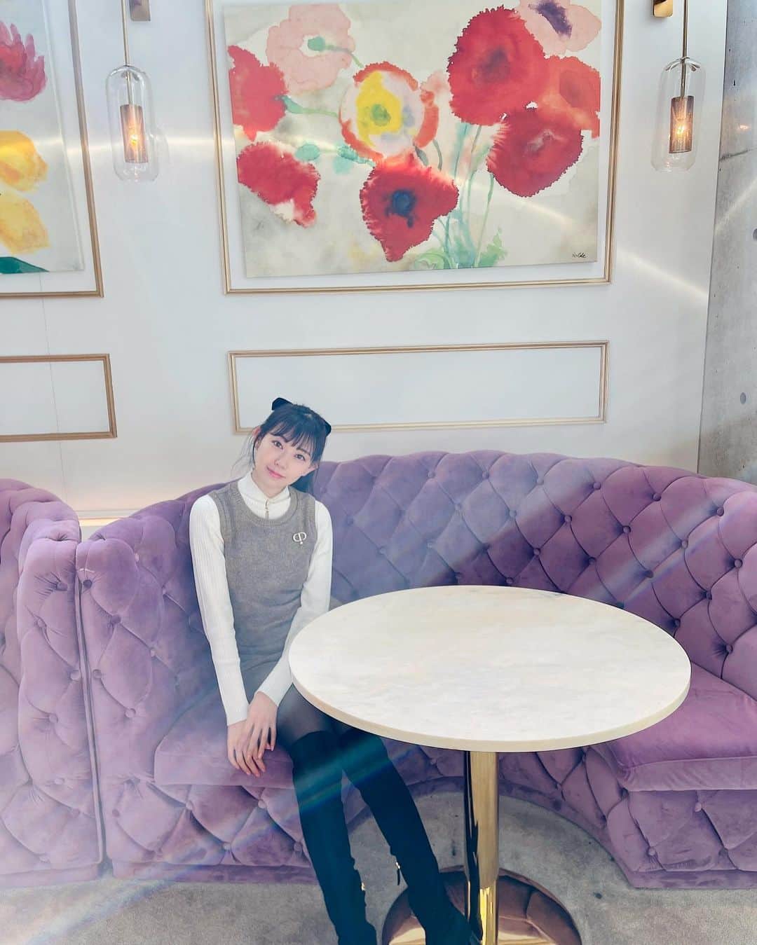 のインスタグラム：「. ダンスのレッスンのあとスタッフ様に可愛いところに連れて行っていただきました🍰 たくさんダンスのお話して楽しかった🩰♡楽しいことたくさんできますように...🎀 . そして今日は！YouTubeに新しい動画も投稿したので、見てくださいな！大阪のVlog~♡ ちなみにTikTokも毎日投稿頑張ってます🍼🍭 . お写真のお洋服紹介します🌟 白いニットは @mercuryduo_com  ベストとスカートとニーハイブーツは @zara  お気に入りやからいっぱい着るぅぅ🍭 ピアスとブローチは @dior 🌷 . . #fashion  #cafe  #代官山カフェ  #zara  #dior  #mercuryduo」