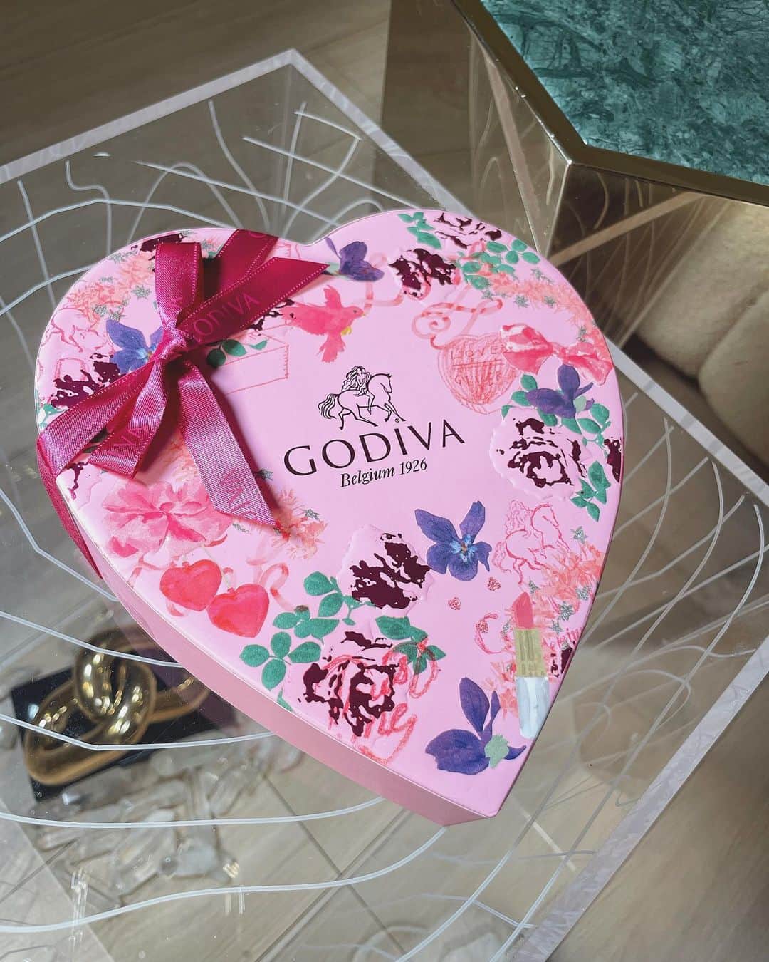 小澤美里さんのインスタグラム写真 - (小澤美里Instagram)「_ 2022 年 ゴディバ バレンタイン コレクション 「ときめく心 ハート セレクション」  みなさん。 バレンタインの準備はできてますか！！🎙🗣💭  あのですね、めっっっちゃくちゃ可愛いチョコがあるんですよ！🥺💝🍫 その名は… GODIVAのときめく心ハートセレクション👏🏻💓  バレンタイン限定のコレクションなの。  ピンクとハートがモチーフになっていて、 宝石みたいじゃない？🥺。。 今回限定のチョコレート粒なんだけど、 色んな味が入ってるから、わくわく選んで 一粒づつ楽しみながら食べれそう💎💖  美しさとかわいさと高級感…😮‍💨🍫💝  そして今年日本上陸50周年を迎えるGODIVAさん🎂✨㊗️おめでとうございます。  小さい頃から、いつもキラキラしている GODIVAのチョコレートにずっと憧れてて いつかプレゼントしたり、プレゼントされたりしてみたいなぁ。👧🏻って思ってたから、こんな記念すべき周年とバレンタインにかわいいチョコに出会えたこと、感謝します☺️。  是非、まわりの大切な人にハートを届けましょう💝🍫  #ゴディバ  #ときめく心ハートセレクション #バレンタイン #ベルギーチョコレート」2月4日 21時08分 - misatooozamisa