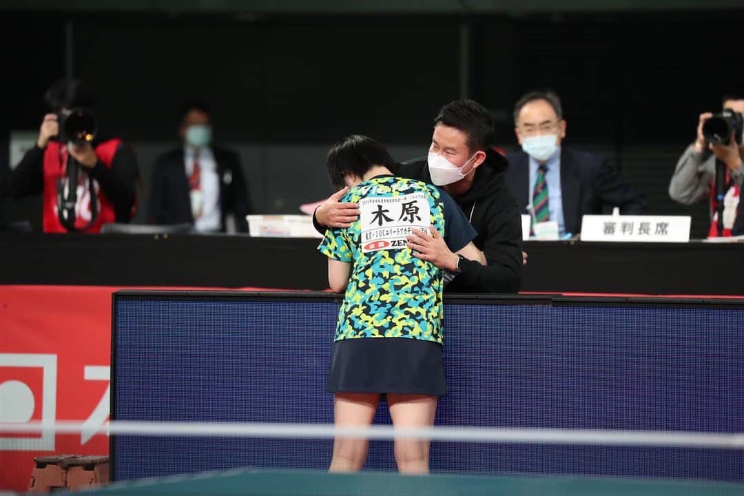 木原美悠のインスタグラム：「遅くなりましたが、全日本選手権を終えました🏓 まずは、このような大変な時期に大会を開催してくださった主催者さま、スタッフの皆様、ご協力をしてくださった皆様に感謝の気持ちでいっぱいです。ありがとうございます🙇‍♀️ やっぱり選手からすると全日本選手権が開催されるとされないですごく今後のモチベーションが大きく変わってくるかと思います。 そうは言っても、今回出場できなかった選手もたくさんいる中で、その選手たちの分まで出場させてもらえる選手は必死に戦ってきたと思います。  ということで、私自身の結果は、ジュニアではやっと金メダルを獲得することができました🥇シングルスでは残念ながら準決勝進出で発熱で棄権しました。そして、ミックスダブルスでは宇田選手と組ませていただきベスト4に入ることができました🥉女子ダブルスでは長崎選手と組ませていただきベスト8でした。やっぱりダブルスって楽しいわ〜💓お二人ともありがとうございました✨✨🙇‍♀️🙇‍♀️ 中澤コーチもいつもありがとうございます😭辛い時もいつも一緒に戦ってくれます。  応援してくださる方のおかげでいつも本当に頑張れています💪 ありがとうございます✨🙇‍♀️  まだTリーグ、そして3月から開催されるパリオリンピックの選考会を始まってきます。今後も応援宜しくお願いします✨✨✨  ***皆様本当にご心配をおかけしました🙇‍♀️ 今はすっかり元気になり、いつもの木原美悠に戻りましたのでご安心を😆  Photo: VICTASさん、Itaru Chibaさん📸 いつも良い写真ありがとうございます✨☺️」