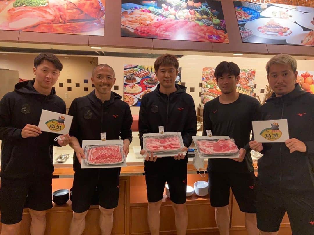 福森晃斗のインスタグラム：「沖縄キャンプ最後の夜ご飯に最高なしゃぶしゃぶ食べました！ @ryo.na.ka.ga.wa さんありがとうございました🤤 @freshmeatganaha  #フレッシュミートがなは #しまくるー」