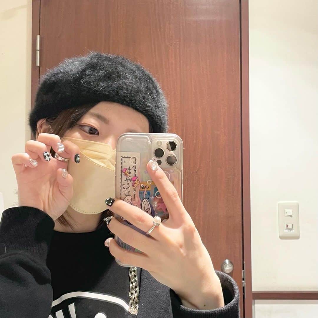 ぱいぱいでか美のインスタグラム：「ネイルかえた🙏🏻😭💙 . 先月は右手を小関舞さん @mai_ozeki.official のネイルを 勝手に真似させていただいて🙇‍♂️ もうすぐ二十歳のお誕生日なのでおぜちゃんネイル 何とかかえずに当日まで保たせようかなー でも伸びたしかえたいなーとか思っていたら！ 昨日またネイル投稿されていて🙏🏻😭 今回は両手載せられていたので🙏🏻😭 ほんとすみません、またしても勝手に真似させていただきました🙇‍♂️ 私はいつも爪は盛り盛りなので おぜちゃんのデザインにしてもらってから 乗せれるとこにパーツとかホロとか足して ちょっと派手にしました🖤 ミラーの上にクリアパーツ置いたのお気に入り🪞 てかグッズ発表されて可愛すぎてやばい！！！！ 最高！！！！！！！！！！！！！！ まずもうすぐめちゃくちゃ好きな人が二十歳を迎えるの嬉しすぎ！ 2月は小関舞さん月間です💙🧢🦋🐬🌎🫐🥣🥏🎽🚙💎🧿🖌」