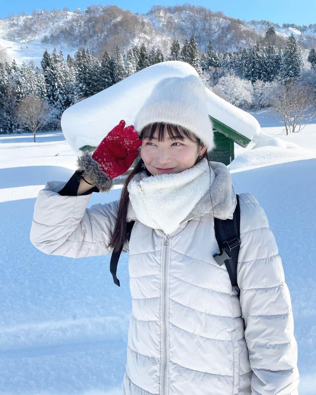 大島璃乃さんのインスタグラム写真 - (大島璃乃Instagram)「【思い出シリーズ③】雪遊び⛄️❄️ こんなにたくさんの雪に囲まれたのは初めて😳💗  新潟の雪の高さはニュースで見たことあったけど 実際に行くとやっぱりびっくり‼️ すっごくウキウキしてたくさん雪遊びした☺️✌️  はしゃぎ過ぎて色んなところ行ったら 脚が埋もれてしまいましたとさっ！😂  ちなみに2021年1月には新潟県内の一部で　 ７２時間の降雪量、観測史上１位となって 積雪の深さは平年の５倍以上に達したそう😯  国内でも住む場所によって、こんなにも 自然の環境が違うんだ！と改めて実感しました⛄️  みんなは旅行でびっくりしたエピソードとかある？🤔」2月4日 21時48分 - oisland_rino25