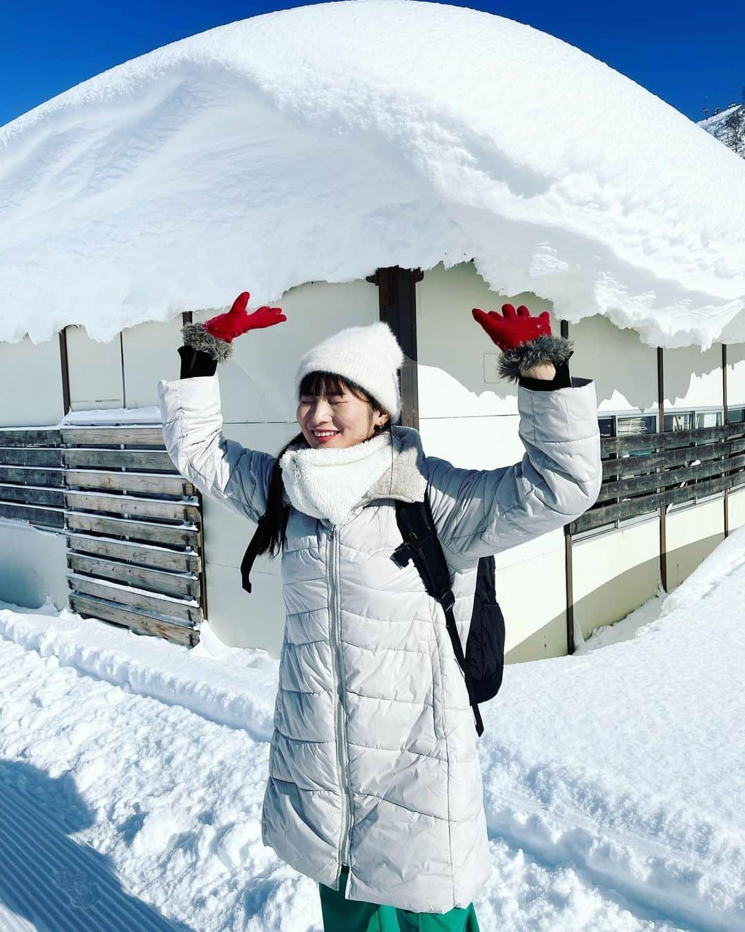 大島璃乃さんのインスタグラム写真 - (大島璃乃Instagram)「【思い出シリーズ③】雪遊び⛄️❄️ こんなにたくさんの雪に囲まれたのは初めて😳💗  新潟の雪の高さはニュースで見たことあったけど 実際に行くとやっぱりびっくり‼️ すっごくウキウキしてたくさん雪遊びした☺️✌️  はしゃぎ過ぎて色んなところ行ったら 脚が埋もれてしまいましたとさっ！😂  ちなみに2021年1月には新潟県内の一部で　 ７２時間の降雪量、観測史上１位となって 積雪の深さは平年の５倍以上に達したそう😯  国内でも住む場所によって、こんなにも 自然の環境が違うんだ！と改めて実感しました⛄️  みんなは旅行でびっくりしたエピソードとかある？🤔」2月4日 21時48分 - oisland_rino25