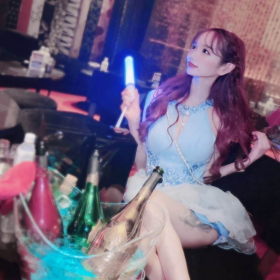 椿えれなのインスタグラム：「へろー。相変わらず時差更新ですー。キャバ嬢労働はちょっと無期限休止ちゅう(に決めた) ^_－☄️」