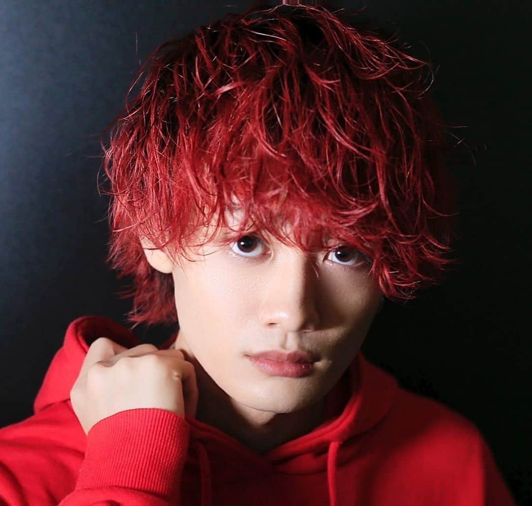 松本和志のインスタグラム：「赤づくし #赤髪 #lipps」