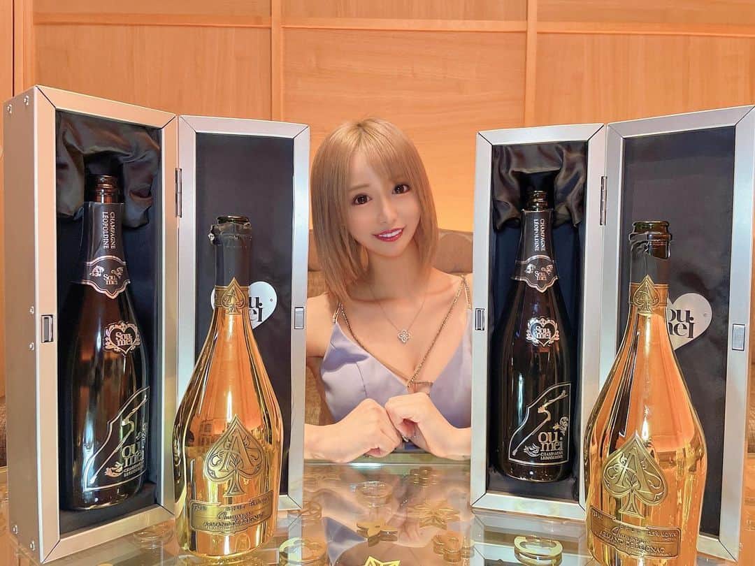 のインスタグラム：「新年1発目もＮｏ．１でした🥇❤️ 結果も余裕もたせてくれて本当に ありがとうございます🙇‍♀️❤️  ぁ、遅すぎるけど12月のソウメイグループレースは グループでまた2位でした🥈w😢悔ち  いつも賞みたいなの載せないけど せっかく書いてくれてるし たまには🥺💞w   #黒宮ちはや #小悪魔ageha #モデル #キャバクラ #キャバ嬢 #ホステス #ラウンジ #水商売 #お酒 #歌舞伎町 #新宿 #六本木 #銀座 #北新地 #ミナミ #渋谷 #すすきの #シャンパン」