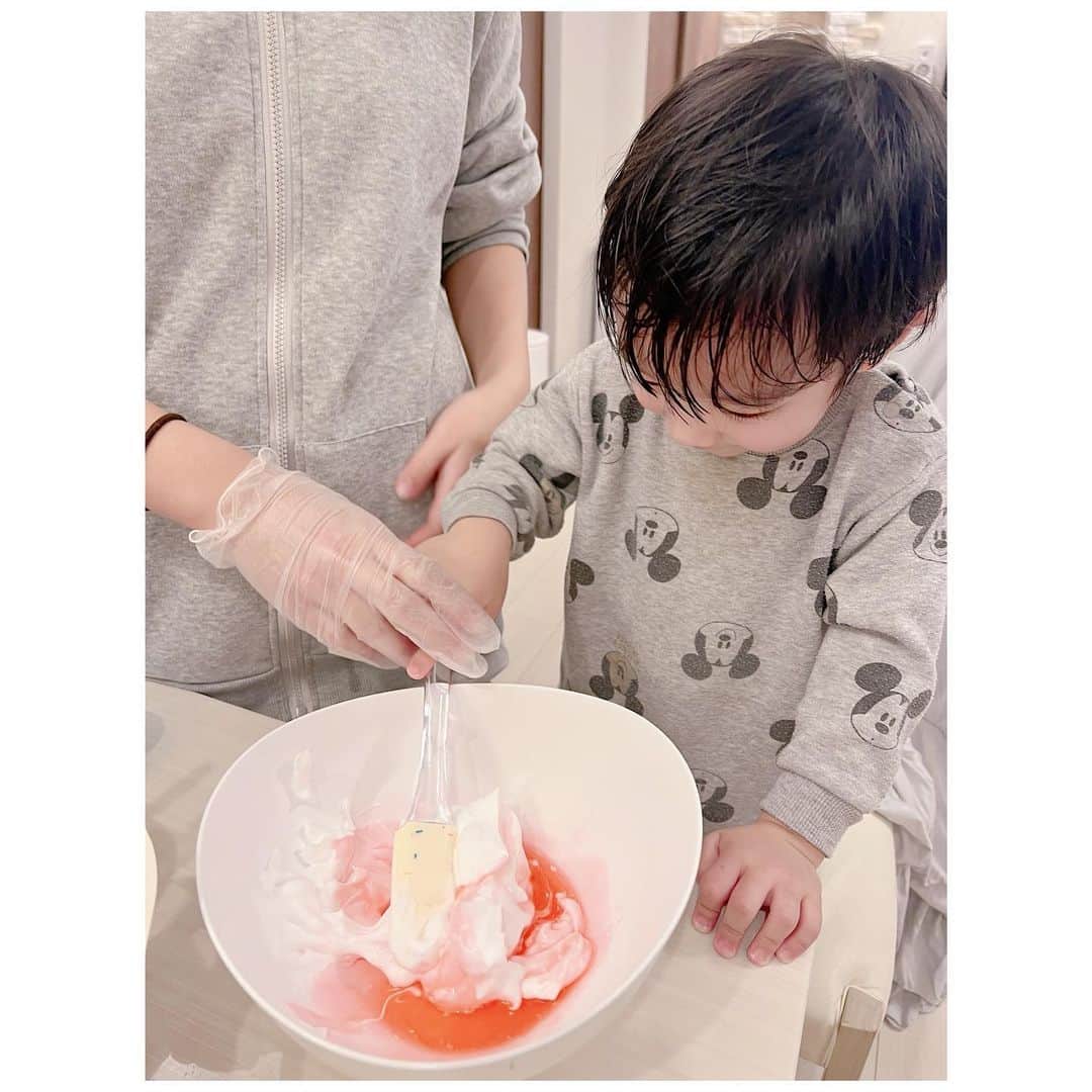 辻希美さんのインスタグラム写真 - (辻希美Instagram)「希空が弟達にスライムの作り方教えてくれてみんなで作りました☺️💕」2月4日 23時25分 - tsujinozomi_official