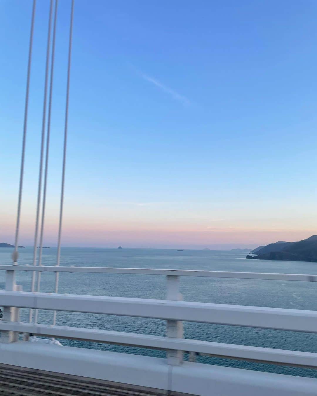 わちみなみのインスタグラム：「瀬戸内の空が日本では結構好きでした  福岡の夏の夕焼けも、ピンクっぽくて🌸  、、  なくしものをしたので いまソファで絶望しています、、  そろそろあきらめます。  #ゆうやけコレクション　#空をあつめる」