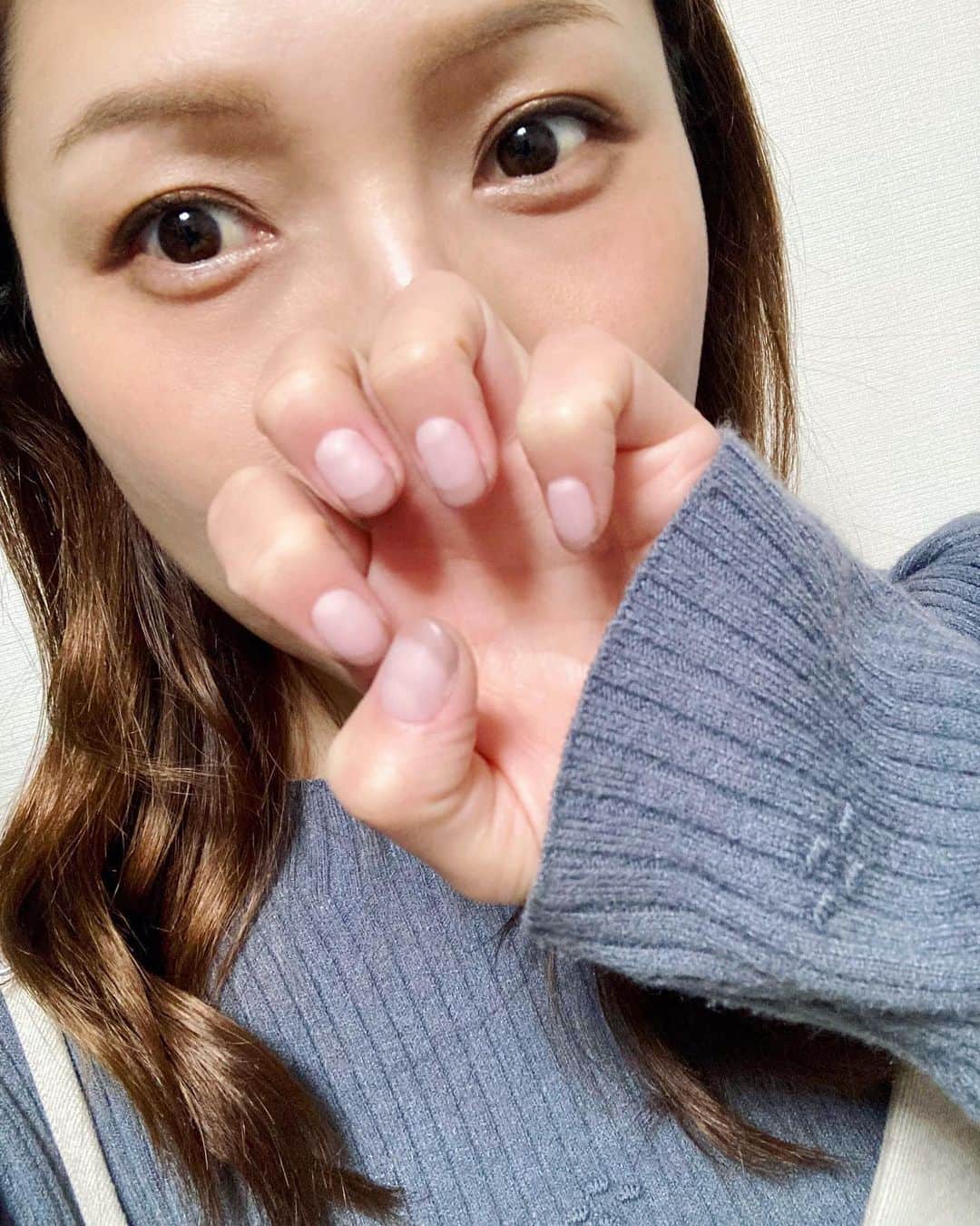 新田恵海のインスタグラム：「ネイル付け替えました💅  ピンクみがかったグレージュの、マットフレンチでシンプルに✨  寒いうちにマットネイルやれてよかった♡ もこもこしてて好きなんだ〜♡  立春ということで、暦の上では春が来ましたが、まだまだ寒い日が続きそうです...！  しっかり体調管理をして、元気に過ごしたいですね😷🧼🍙🍊  #winternails」