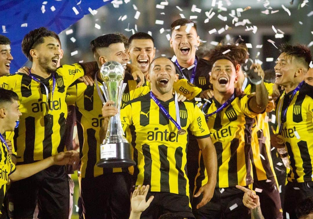 ワルテル・ガルガノのインスタグラム：「🏆¡¡𝙎𝙐𝙋𝙀𝙍𝘾𝘼𝙈𝙋𝙀𝙊𝙉𝙀𝙎!! 🥇 Estamos felices por haber obtenido el título de la Supercopa, pero es solo un paso más en busca de nuestros objetivos.  Ya estamos concentrados y pensando en lo que se nos viene 👊🏼.  Gracias querida hinchada aurinegra, por siempre acompañarnos.   Estamos 𝗧𝗢𝗗𝗢𝗦 𝗝𝗨𝗡𝗧𝗢𝗦!!⚫🟡 💪🏼  #WG23 🦁」