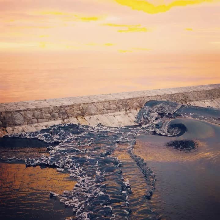 Robbie Crawfordのインスタグラム：「Here’s a pulled back static camera perspective of my wave simulator. Once I properly model the jetty and add a lil more transparency to the water it’ll look pretty photorealistic … I also need to adjust the bottom topography and swell interval so the wave breaks further from the jetty and closer to the beach. It took two months of figuring out how the physics react just to get it here and I still prob got another month of tinkering to get it to perfectly break like the Wedge. This 5 seconds of video took 60 hrs of baking and rendering so about 10 hrs per second of video. Oh and when it’s done the camera is basically a drone … I can fly it anywhere including through the barrel or beneath the surface … I can also change the cameras focal range, depth of field, etc … everything you can do with a real camera. It’s been really fun to learn!!! @metapopvr #3D #learnandcreate」