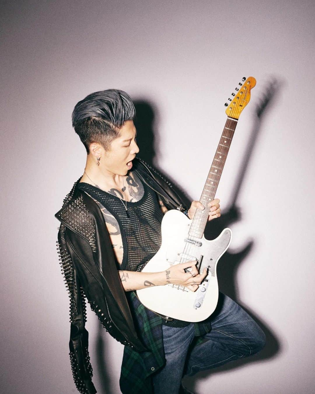 雅-MIYAVI-さんのインスタグラム写真 - (雅-MIYAVI-Instagram)「Following his iconic 1883 cover back in 2019, MIYAVI, the multi-talented guitarist, singer-songwriter, producer, and actor, has not slowed down at all. 1883 catches up with rock icon @miyavi_ishihara to chat about his new album Imaginary, what it was like to go on tour again, his role in @netflix’s Arcane, and more. // full feature at 1883magazine.com/MIYAVI // interview @kelseyjbarnes  photography @daniel  styling @sky_is_dlimit  grooming @annyk.makeup at @exclusiveartists using @randco  #miyavi #miyaviishihara #imaginary #arcane #netflix #pvris」2月5日 2時52分 - miyavi_ishihara