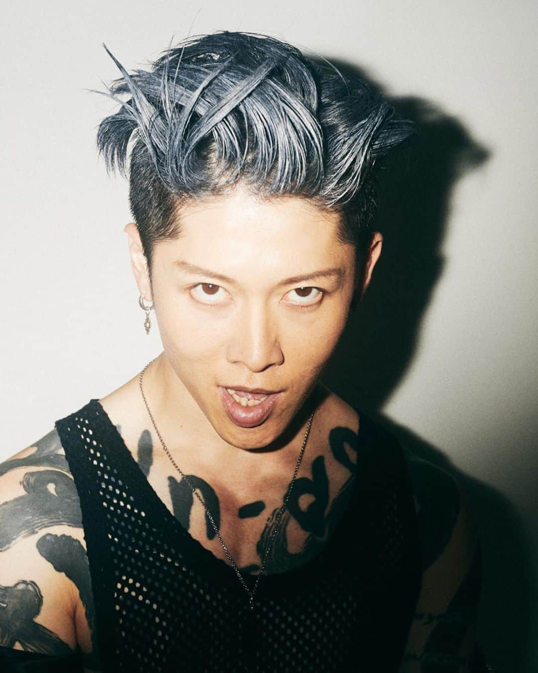 雅-MIYAVI-さんのインスタグラム写真 - (雅-MIYAVI-Instagram)「Following his iconic 1883 cover back in 2019, MIYAVI, the multi-talented guitarist, singer-songwriter, producer, and actor, has not slowed down at all. 1883 catches up with rock icon @miyavi_ishihara to chat about his new album Imaginary, what it was like to go on tour again, his role in @netflix’s Arcane, and more. // full feature at 1883magazine.com/MIYAVI // interview @kelseyjbarnes  photography @daniel  styling @sky_is_dlimit  grooming @annyk.makeup at @exclusiveartists using @randco  #miyavi #miyaviishihara #imaginary #arcane #netflix #pvris」2月5日 2時52分 - miyavi_ishihara