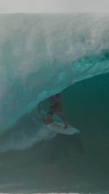 ジョーディ・スミスのインスタグラム：「Looks like the event will run in the next few days. Bummer to have lost but was stoked to get a few good waves to start the season. Will be focusing on my toe recovery and sunset. Wishing all the competitors the best of luck  for finals day 🤙🏼 @wsl  #hawaii   🎥 @nickchristyfilm - @oneillusa」