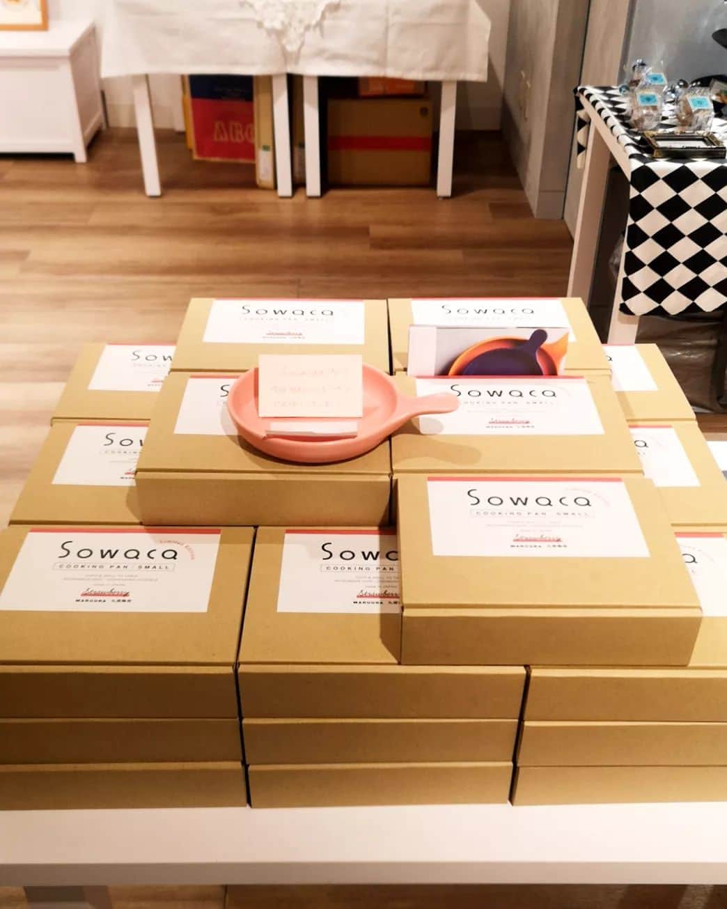 三島葉子さんのインスタグラム写真 - (三島葉子Instagram)「【OsakaWorks】リニューアルした阪神百貨店梅田本店✨7F「LIVEkitchen」にて限定イチゴカラーのSowacaを使ったワークショップを行います😋🍴予約開始すぐに満席になったそうで🎶ご予約下さった皆さま、ありがとうございます🍀  阪神百貨店は「いちごとチョコフェス」開催中🍓盛り上がっております〰️！  #阪神百貨店 #いちごとチョコフェス2022 #Sowaca #丸浦陶苑 #ダッチベイビー #14thmoon #神楽坂プリュス #やなぎのにわ京菓子店 #フードコーディネーター #三島葉子」2月5日 3時40分 - mishima_yoko