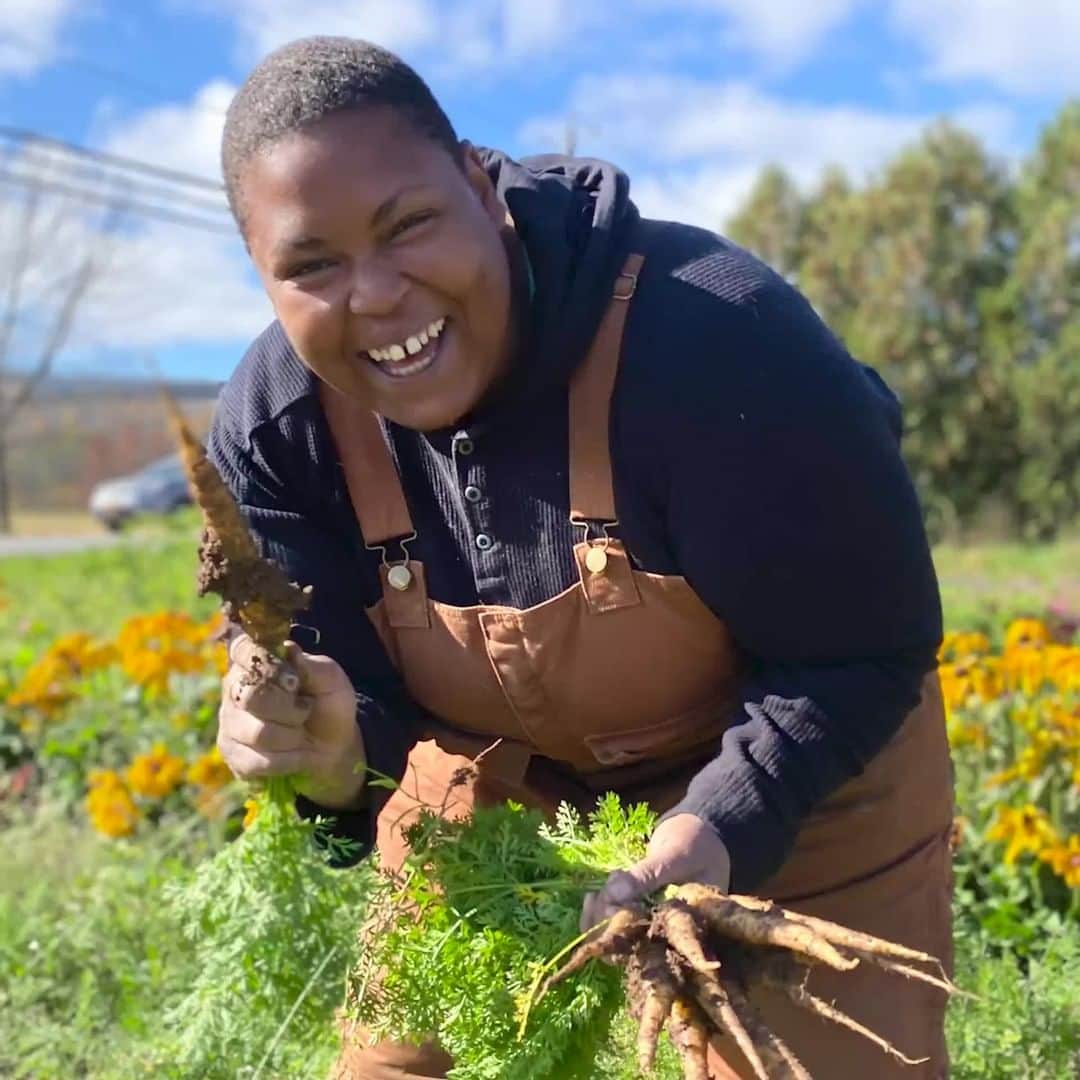 のインスタグラム：「"It is joyous, it is grounding, it is fantastic and magical. And I just think that more people deserve to be a part of that."  Hear from former NYBG Community Horticulturist/Urban Agriculturist Kadeesha Williams as she discusses turning her dream of honoring her heritage and family identity in urban farming into a reality by founding the @iridescent.earth.collective—a BIPOC- and Queer-centered educational farm.  Hit the link in our bio to watch Kadeesha's full interview and discover more from this month's Black History Month Celebration at NYBG.  #BlackHistoryMonth #plantlove」