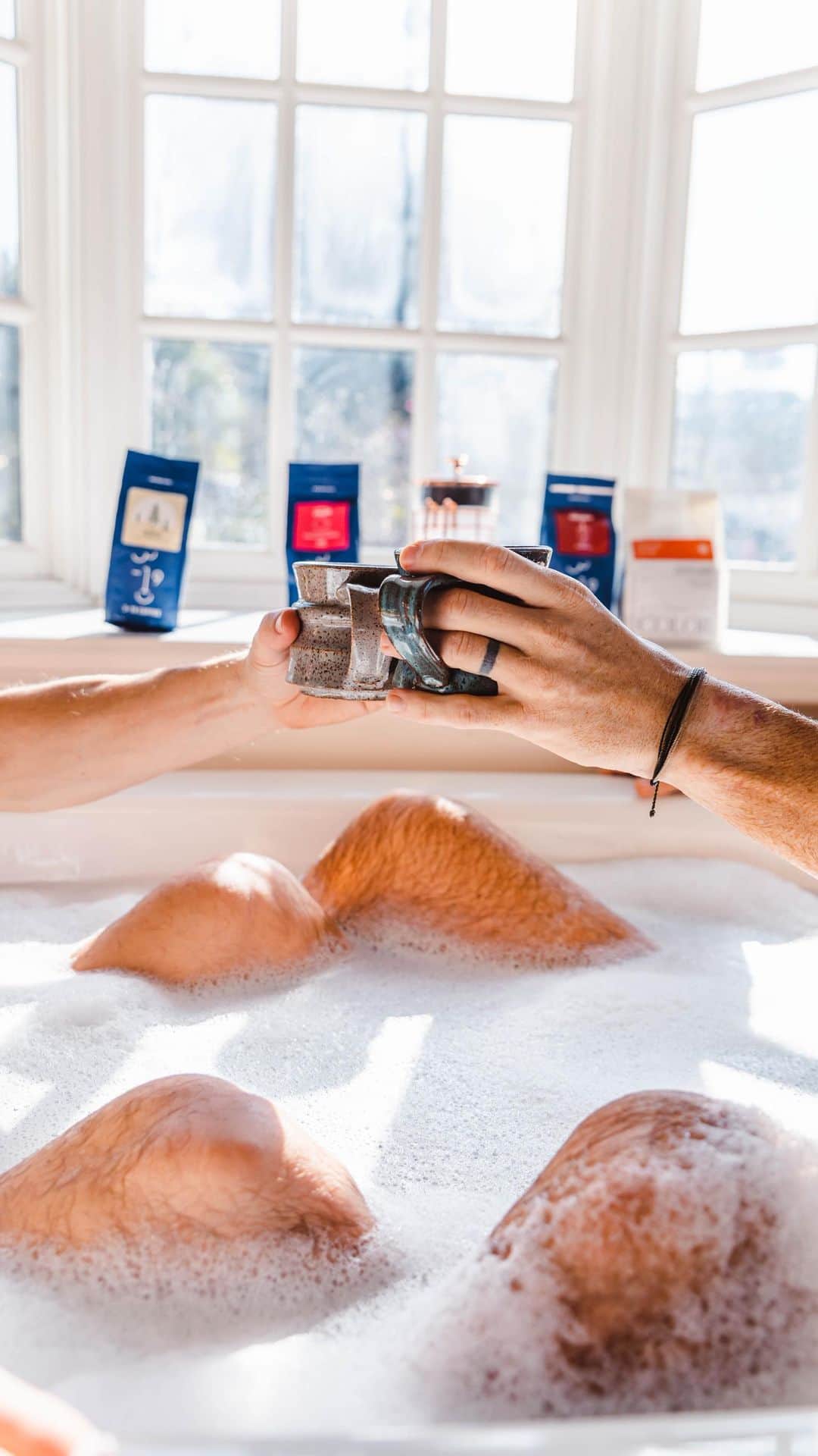 のインスタグラム：「Serious question. Rub a dub dub. Is there a better way to enjoy coffee with your Bud? @charcurtis ☕️ 🛁  💕☕️💕☕️💕☕️💕☕️💕☕️💕☕️💕」