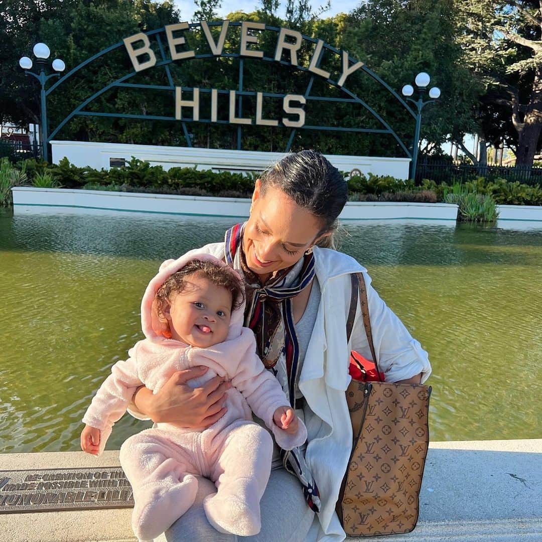 Sarah Mundoのインスタグラム：「Beverly Hills Bella 💕  #Beverlyhills #baby #cutebaby #LV」