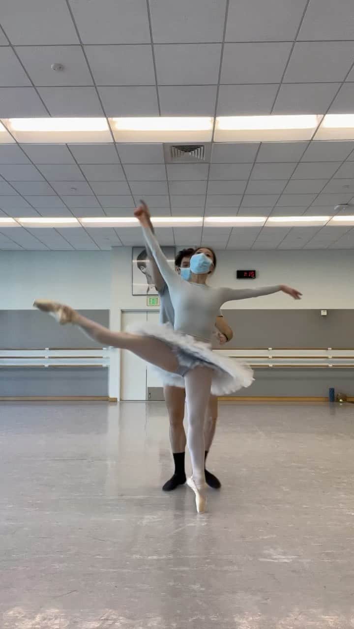 のインスタグラム：「Tonight, we perform Symphony in C. We never stop! @_angelogreco_   今夜の本番はバランシンのシンフォニーインシー。今週は毎日舞台です。   #season #sfballet #ballet #ballerina #ballerinalife #happy #happiness #dance #art #幸せ #バレエ #バレリーナ #rehearsal #work #partnerincrime #サンフランシスコバレエ　#mimigelo #ミミジェロ」