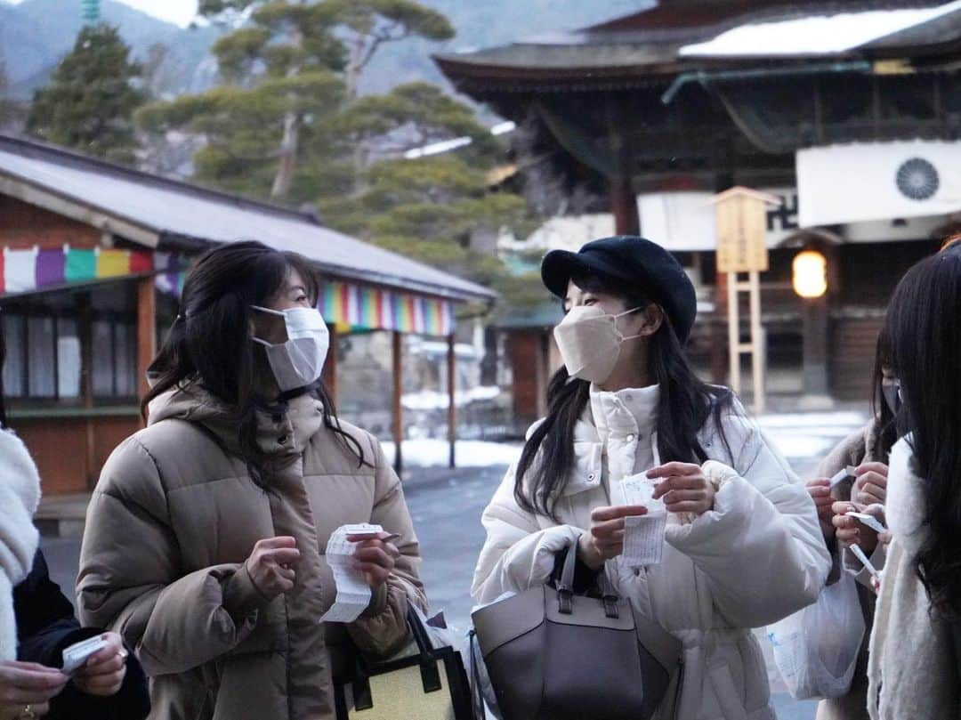 関根ささらさんのインスタグラム写真 - (関根ささらInstagram)「善光寺🏯❄️ . . #信州ブレイブウォリアーズ ホームゲーム@ #ホワイトリング でのライブの翌日は、放課後プリンセス初の長野オフ会を敢行💪🏽💗東京から、長野から、その他の遠い場所からも、イベントへのご参加有難う御座いました♡ . . オフ会は早い時間に終わったので、新幹線の時間まで観光をしたよ🚶‍♀️ . . 歩いて善光寺に向かいながら、 まずはSEIYUで牛乳パンを購入。さらに歩いて雪景色の中写真を撮ったり、おやき屋さんで美味しいお焼きを食べたり。😋🤤 善光寺では、お詣りして今年も健康で1年過ごせるように、と、また信州に来れますようにとお願いして、今年3度目のおみくじ(全部メンバーと一緒に引いてる☺️笑)を引きました💮結果は小吉！！今年のおみくじ全部このくらい！信憑性ある！！！笑 . . 復路は八幡屋礒五郎でスパイスマカロンとジェラートを食べて帰ってきました♡念願だったもの全部買えたし食べられたし満足💗 . . 長野、ご飯は美味しいし人は温かいし空気も澄んでて特産物多いからお土産買うのも楽しくて、また絶対行きたい場所になった✨✨(中学生のスキー教室の苦い思い出が塗り替えられた！！👏🏻笑) . . 放課後プリンセスとしては最後の遠征！ メンバーと最後に思い出作れてよかった🥰 ほんとに楽しいでしかなかった♡ . . 改めて、応援してくださった皆さん、有難う御座いました🙏✨ . . #長野観光 #善光寺 #八幡屋礒五郎 #長野カフェ #信州 #shinshu #nagano #naganojapan #放課後プリンセス #放プリ #アイドル #japaneseidol #idol #houkagoprincess」2月5日 8時21分 - sasarasekine