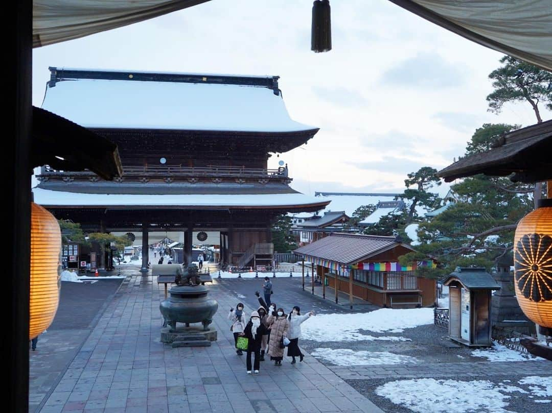 関根ささらさんのインスタグラム写真 - (関根ささらInstagram)「善光寺🏯❄️ . . #信州ブレイブウォリアーズ ホームゲーム@ #ホワイトリング でのライブの翌日は、放課後プリンセス初の長野オフ会を敢行💪🏽💗東京から、長野から、その他の遠い場所からも、イベントへのご参加有難う御座いました♡ . . オフ会は早い時間に終わったので、新幹線の時間まで観光をしたよ🚶‍♀️ . . 歩いて善光寺に向かいながら、 まずはSEIYUで牛乳パンを購入。さらに歩いて雪景色の中写真を撮ったり、おやき屋さんで美味しいお焼きを食べたり。😋🤤 善光寺では、お詣りして今年も健康で1年過ごせるように、と、また信州に来れますようにとお願いして、今年3度目のおみくじ(全部メンバーと一緒に引いてる☺️笑)を引きました💮結果は小吉！！今年のおみくじ全部このくらい！信憑性ある！！！笑 . . 復路は八幡屋礒五郎でスパイスマカロンとジェラートを食べて帰ってきました♡念願だったもの全部買えたし食べられたし満足💗 . . 長野、ご飯は美味しいし人は温かいし空気も澄んでて特産物多いからお土産買うのも楽しくて、また絶対行きたい場所になった✨✨(中学生のスキー教室の苦い思い出が塗り替えられた！！👏🏻笑) . . 放課後プリンセスとしては最後の遠征！ メンバーと最後に思い出作れてよかった🥰 ほんとに楽しいでしかなかった♡ . . 改めて、応援してくださった皆さん、有難う御座いました🙏✨ . . #長野観光 #善光寺 #八幡屋礒五郎 #長野カフェ #信州 #shinshu #nagano #naganojapan #放課後プリンセス #放プリ #アイドル #japaneseidol #idol #houkagoprincess」2月5日 8時21分 - sasarasekine