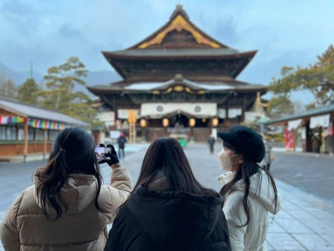 関根ささらさんのインスタグラム写真 - (関根ささらInstagram)「善光寺🏯❄️ . . #信州ブレイブウォリアーズ ホームゲーム@ #ホワイトリング でのライブの翌日は、放課後プリンセス初の長野オフ会を敢行💪🏽💗東京から、長野から、その他の遠い場所からも、イベントへのご参加有難う御座いました♡ . . オフ会は早い時間に終わったので、新幹線の時間まで観光をしたよ🚶‍♀️ . . 歩いて善光寺に向かいながら、 まずはSEIYUで牛乳パンを購入。さらに歩いて雪景色の中写真を撮ったり、おやき屋さんで美味しいお焼きを食べたり。😋🤤 善光寺では、お詣りして今年も健康で1年過ごせるように、と、また信州に来れますようにとお願いして、今年3度目のおみくじ(全部メンバーと一緒に引いてる☺️笑)を引きました💮結果は小吉！！今年のおみくじ全部このくらい！信憑性ある！！！笑 . . 復路は八幡屋礒五郎でスパイスマカロンとジェラートを食べて帰ってきました♡念願だったもの全部買えたし食べられたし満足💗 . . 長野、ご飯は美味しいし人は温かいし空気も澄んでて特産物多いからお土産買うのも楽しくて、また絶対行きたい場所になった✨✨(中学生のスキー教室の苦い思い出が塗り替えられた！！👏🏻笑) . . 放課後プリンセスとしては最後の遠征！ メンバーと最後に思い出作れてよかった🥰 ほんとに楽しいでしかなかった♡ . . 改めて、応援してくださった皆さん、有難う御座いました🙏✨ . . #長野観光 #善光寺 #八幡屋礒五郎 #長野カフェ #信州 #shinshu #nagano #naganojapan #放課後プリンセス #放プリ #アイドル #japaneseidol #idol #houkagoprincess」2月5日 8時21分 - sasarasekine