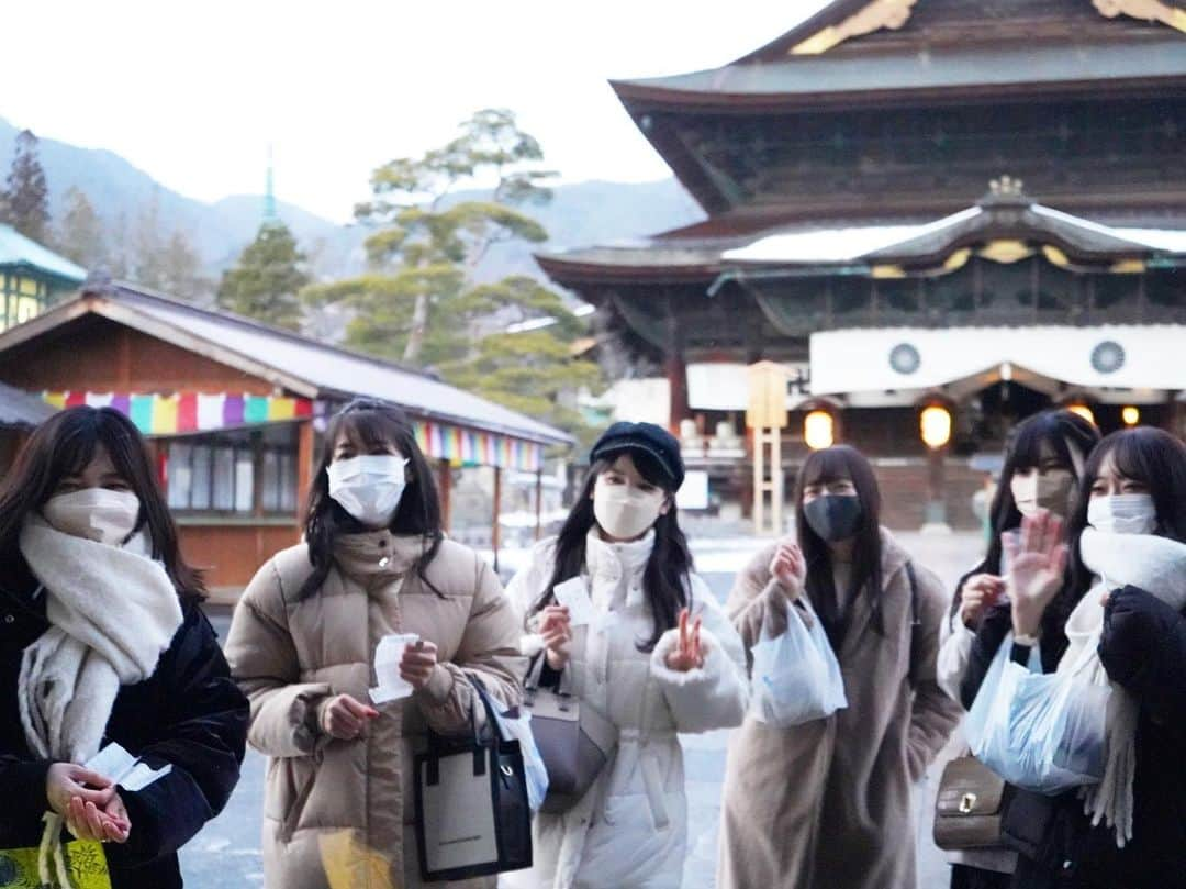 関根ささらさんのインスタグラム写真 - (関根ささらInstagram)「善光寺🏯❄️ . . #信州ブレイブウォリアーズ ホームゲーム@ #ホワイトリング でのライブの翌日は、放課後プリンセス初の長野オフ会を敢行💪🏽💗東京から、長野から、その他の遠い場所からも、イベントへのご参加有難う御座いました♡ . . オフ会は早い時間に終わったので、新幹線の時間まで観光をしたよ🚶‍♀️ . . 歩いて善光寺に向かいながら、 まずはSEIYUで牛乳パンを購入。さらに歩いて雪景色の中写真を撮ったり、おやき屋さんで美味しいお焼きを食べたり。😋🤤 善光寺では、お詣りして今年も健康で1年過ごせるように、と、また信州に来れますようにとお願いして、今年3度目のおみくじ(全部メンバーと一緒に引いてる☺️笑)を引きました💮結果は小吉！！今年のおみくじ全部このくらい！信憑性ある！！！笑 . . 復路は八幡屋礒五郎でスパイスマカロンとジェラートを食べて帰ってきました♡念願だったもの全部買えたし食べられたし満足💗 . . 長野、ご飯は美味しいし人は温かいし空気も澄んでて特産物多いからお土産買うのも楽しくて、また絶対行きたい場所になった✨✨(中学生のスキー教室の苦い思い出が塗り替えられた！！👏🏻笑) . . 放課後プリンセスとしては最後の遠征！ メンバーと最後に思い出作れてよかった🥰 ほんとに楽しいでしかなかった♡ . . 改めて、応援してくださった皆さん、有難う御座いました🙏✨ . . #長野観光 #善光寺 #八幡屋礒五郎 #長野カフェ #信州 #shinshu #nagano #naganojapan #放課後プリンセス #放プリ #アイドル #japaneseidol #idol #houkagoprincess」2月5日 8時21分 - sasarasekine