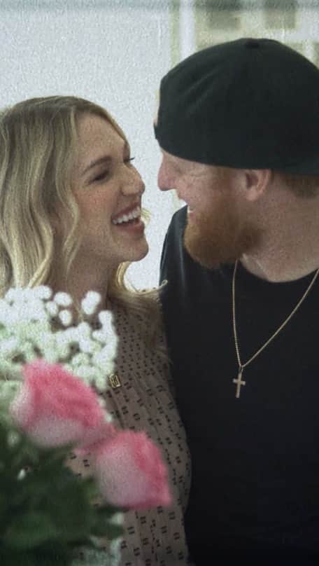 ジャスティン・ターナーのインスタグラム：「Sending @court_with_a_K flowers was a way to show my love while I was away on the road. The gesture went a long way in showing how much she meant to me. Thanks to @PlayersTribune and @1800flowers for helping us reflect on how far we've come #1800FlowersPartner #ShareYourLoveStory」