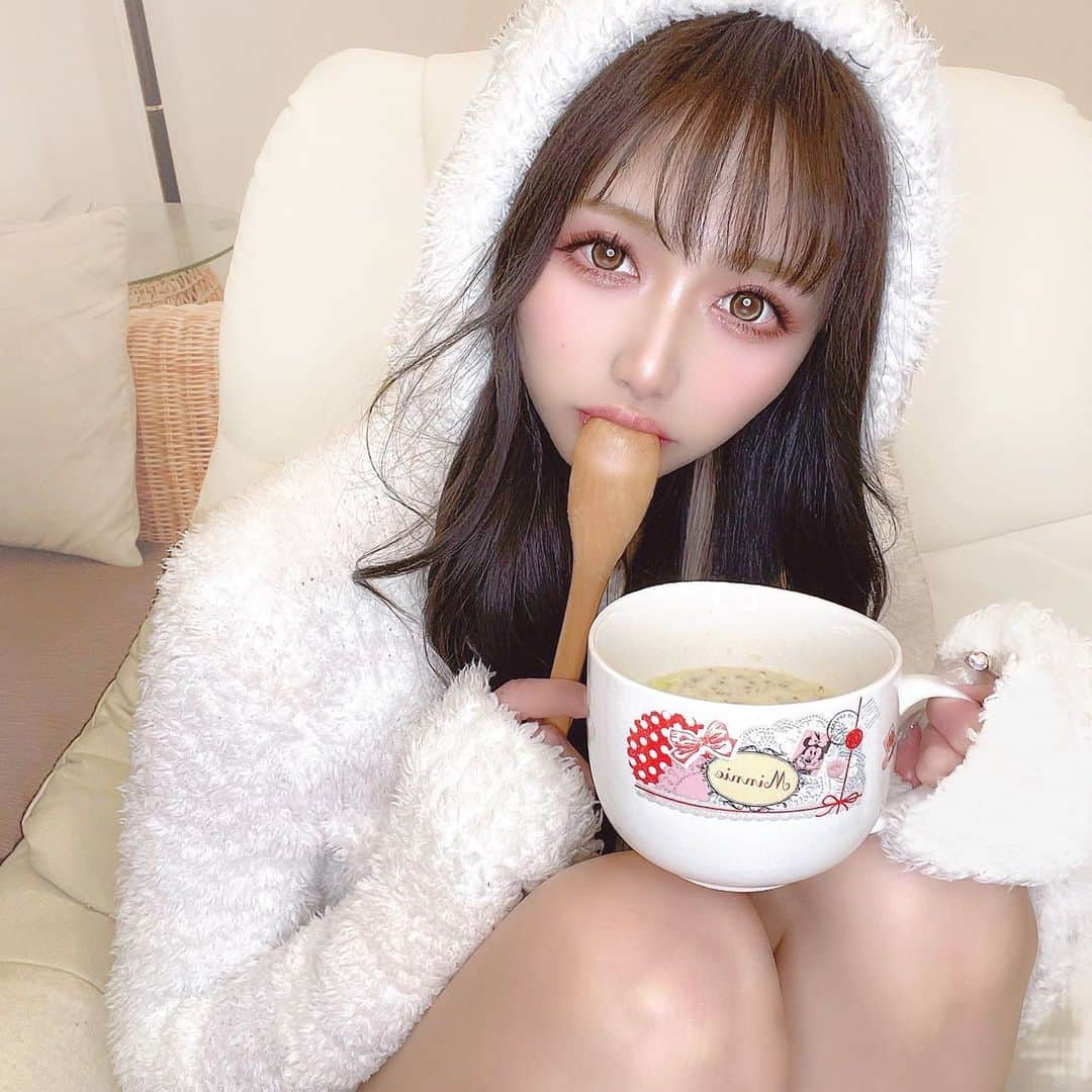 あやちゃんさんのインスタグラム写真 - (あやちゃんInstagram)「今日はおうちごはん😋🍴  水を入れてレンジに入れるだけでお店クオリティのごろごろスープがおうちで食べられる 🍅lacookmarche🥕 チゲ鍋、豆乳とあさり、チリコンカンなどいろんな味が楽しめて簡単に栄養たっぷりスープが食べられるのがめっちゃいい🍽 美容フードやもち麦が手軽に食べられるし腸活、ダイエッターにも糖質オフだからオススメだよ🥦🌽  #lacookmarche #ラコックマルシェ#美味しいスープ #もち麦ごはん#レンジで簡単#野菜スープ #ひとりランチ #もち麦レシピ  #糖質オフレシピ #化学調味料不使用  #在宅勤務のおひるごはん #時短料理#冷凍食品 #おうちごはん  #ダイエッター #スープレシピ  #pr」2月5日 20時08分 - aya.you.love.r