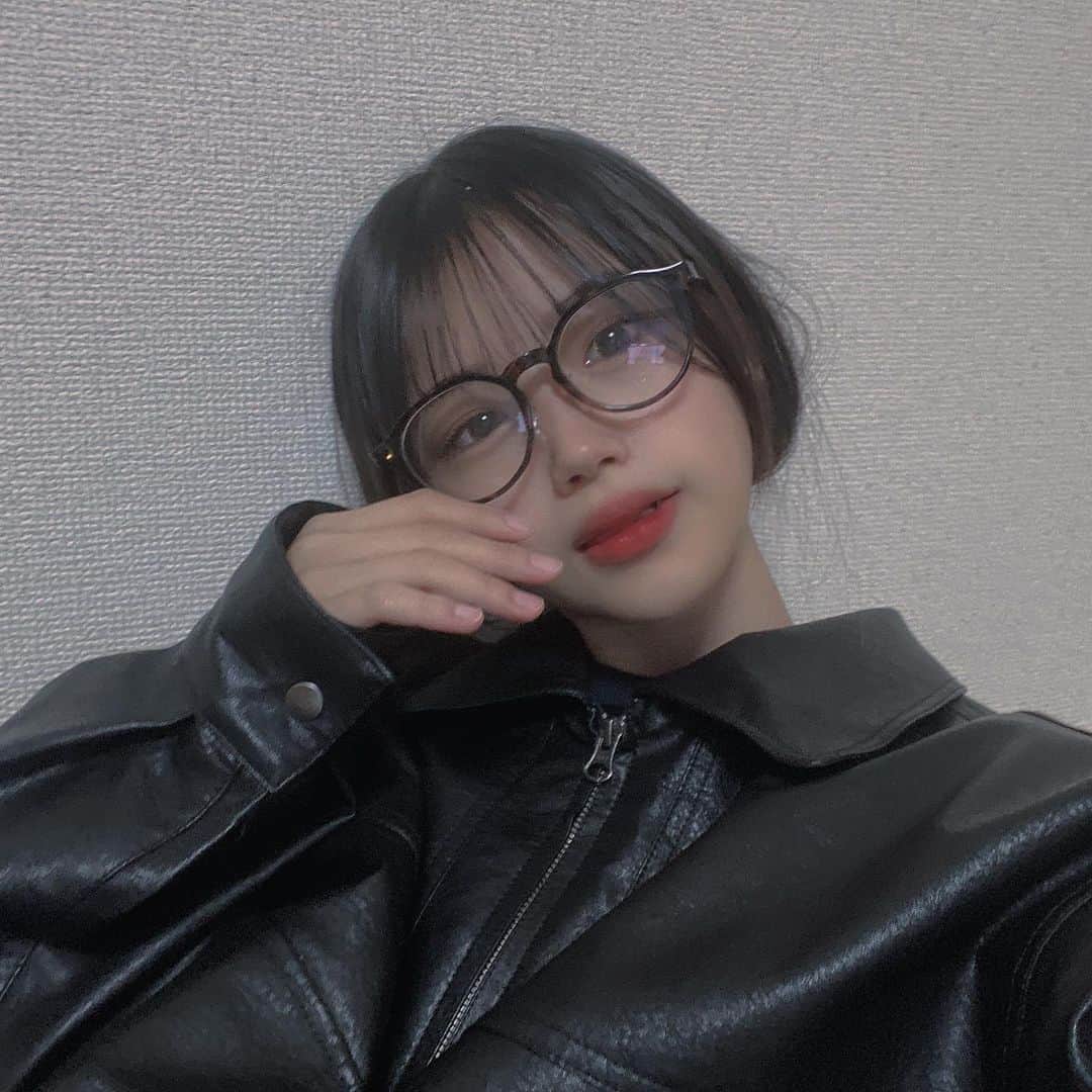のインスタグラム：「ぱっつんぼぶ ロング派やけん髪ここまで短く切ったことないけど、いつかはばっさり切りそうだな➰ ボブの子のぶちメガネって最強にかわいい( ⚯̫ )♥️」