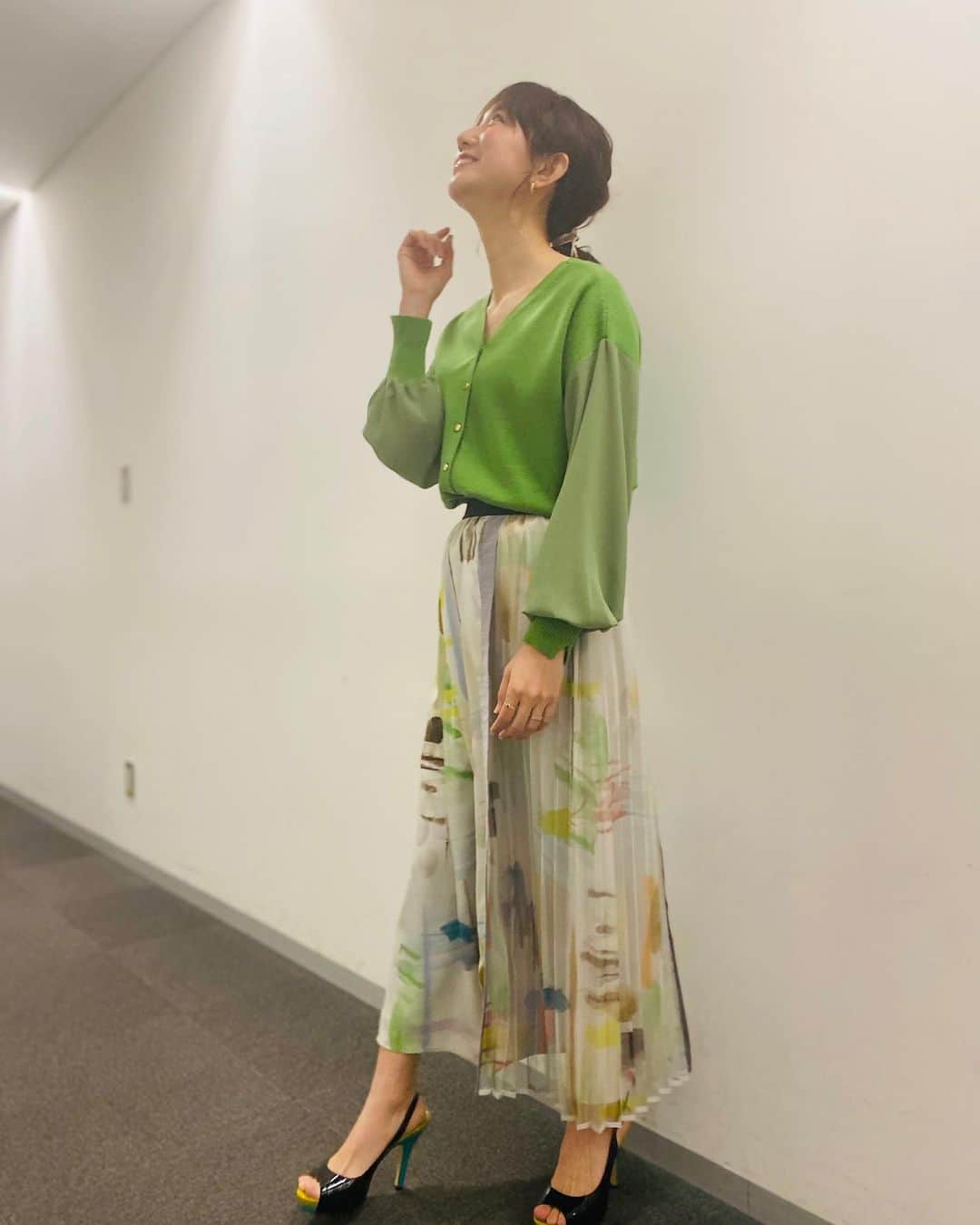 のインスタグラム：「. 「正義のミカタ」見てくださった皆さま ありがとうございました〜😍！ CM中も大盛り上がりで とっても楽しい現場でした🤣 . ニット、スカート　@anticrag_web  ピアス　@soa.jp 衣装がすっかり春だぜ🍓 . ２枚目は 生放送からお家に帰って 甘えんぼモードの子どもたちと。 ワンピースに子どもの鼻水やよだれがつく前に デニムに履き替えようと思ってたのに 履き替えるタイミングを逃した母🤣」