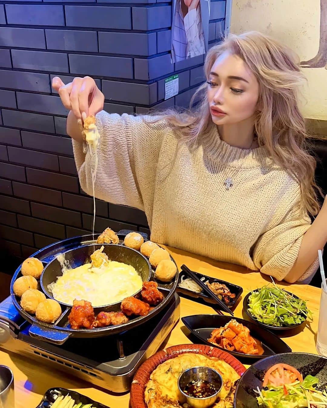 藤木そらさんのインスタグラム写真 - (藤木そらInstagram)「.⁡ ⁡.한국요리 정말 좋아요♥️아무도 너무 맛있고 가득 먹어버렸어😂✨시부야에서 추천한 한국요리야😍☘️⁡ ⁡.⁡ ⁡.⁡ ⁡.渋谷にある韓国料理食べてきたよ😍‼️✨(去年ですがw)⁡ ⁡.⁡ ⁡.韓国グルメ大好きすぎる♥️♥️チーズボールにはまってて、最近よく食べるょς(>‿<.)☘️✨ .⁡ ⁡.⁡ ⁡.⁡チーズタッカルビ大好きすぎる‼️😍たくさん食べちゃった😂✨⁡ ⁡.⁡ ⁡.⁡ ⁡.⁡ ⁡.⁡ ⁡.⁡ ⁡.⁡ ⁡.⁡ ⁡. ⁡.⁡ ⁡.⁡ ⁡.#渋谷グルメ #韓国料理  #チーズタッカルビ #渋谷韓国料理  #明洞グルメ  #サムギョプサル #韓国居酒屋 #渋谷ディナー #渋谷居酒屋 #한식 #グルメ女子  #한식맛집 #グルメ好きな人と繋がりたい  #東京グルメ」2月5日 19時35分 - sorafujiki