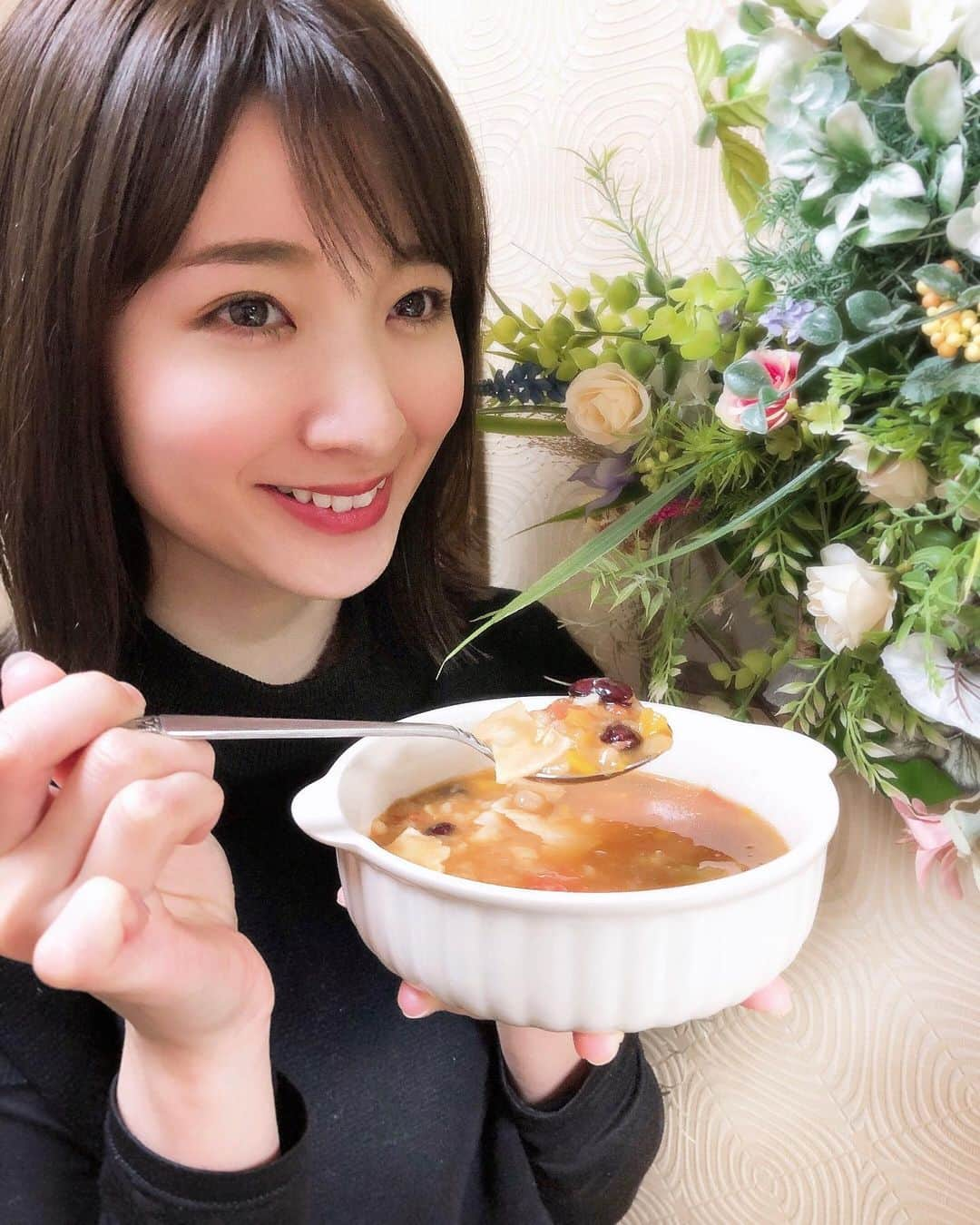 杉枝真結さんのインスタグラム写真 - (杉枝真結Instagram)「☺︎ LACOOK MARCHE @lacookmarche でお手軽ご飯✨  自炊大好きな私ですが👩🏻‍🍳 甘えたくなることも全然あるよ。(笑)  レンジでチンするだけの簡単調理なのに 想像以上に具沢山で本格的なスープ！ 初めて食べた時、本当に驚きました☺️  味のバリエーションも チゲ鍋スープや豆乳とあさりのスープ、チリコンカンまで🍴 こだわりが詰まっていて、種類豊富だから 毎回選ぶの楽しい😋😋 (4枚目のパッケージ集合、可愛い💕)  それに 今話題にもなっている美容フード！！ もち麦も手軽に食べられるので🧡🧡🧡 腹持ちも良くて、とっても満足感がある🌈 腸活、糖質オフにも活躍するアイテムです👏  現場で遅くなった日の救世主、美味しい。幸せ🦸‍♂🦸‍♀  #lacookmarche #ラコックマルシェ #美味しいスープ #野菜スープ #もち麦ごはん #糖質オフレシピ #ひとりランチ #レンジで簡単 #pr」2月5日 19時42分 - mayusugieda_official