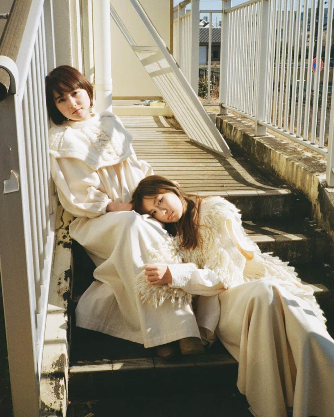 のインスタグラム：「葵わかなと作品撮りをしましたっ！  去年の終わり頃にやりたいねと話してから1ヶ月。 周りの方々にその思いを相談したら力を貸して下さり、 ついに実現しました✨  映画「くちびるに歌を」で知り合ってから約8年 私たちの“今”をご覧くださいっ  今回撮るにあたって写真の中の私たちの 架空の関係性・裏ストーリーを考えながら撮影したので その物語の順番に沿って“ドラマ”のように毎週土曜日に 私とわかなのアカウントで更新しようと思っています！ （皆さんにどんな話なのか想像していただけたら💭）  来週の土曜日から お楽しみに🛋  photo&styling @sugiura.yu  hair&make-up @fuseya_yoko  作品に協力して下さったお二人に大きな愛と感謝を❤️  🤍 @naokitomizuka_official  @motohirotanji.knit  @united_tokyo  💙&💗 @atsushi.nakashima  @ships_any_official  @wrapinknot_official   #wakatsune #ワカツネ #恒松祐里 #葵わかな」