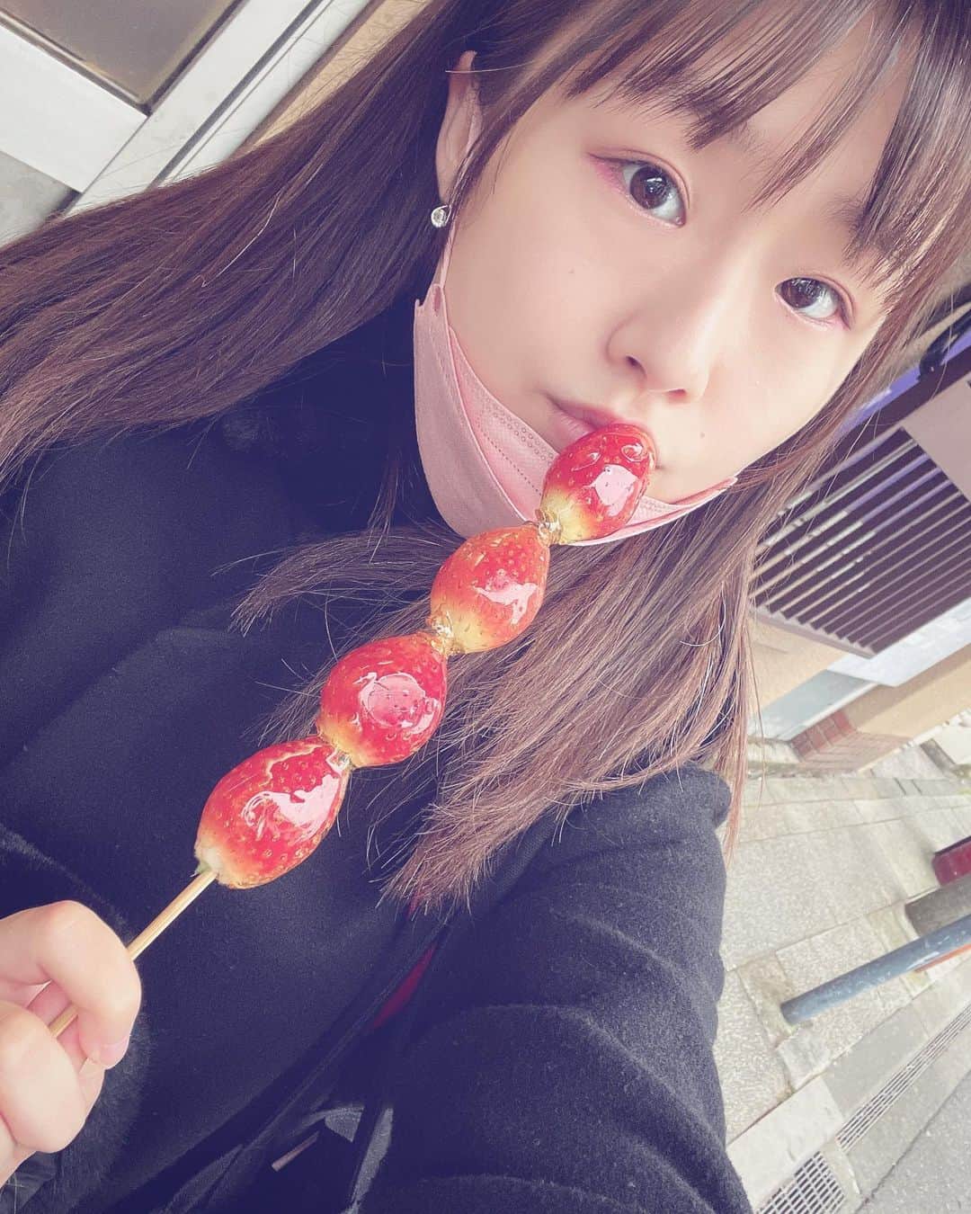 新倉愛海のインスタグラム：「いちご飴ちゃん🍓💓 ⁡ パリパリ飴とあまくてじゅわーっと溶けるようないちごがとてつもなく美味しいのです(*´﹃｀*)💓 ⁡ すぐ食べたい時は買うときに凍ってないか確認してみることをオススメします(p*`･ω･´*)q ⁡ ⁡ #アプガ2 #アイドル #idol #セルフィー #横浜 #中華街 #いちご飴」