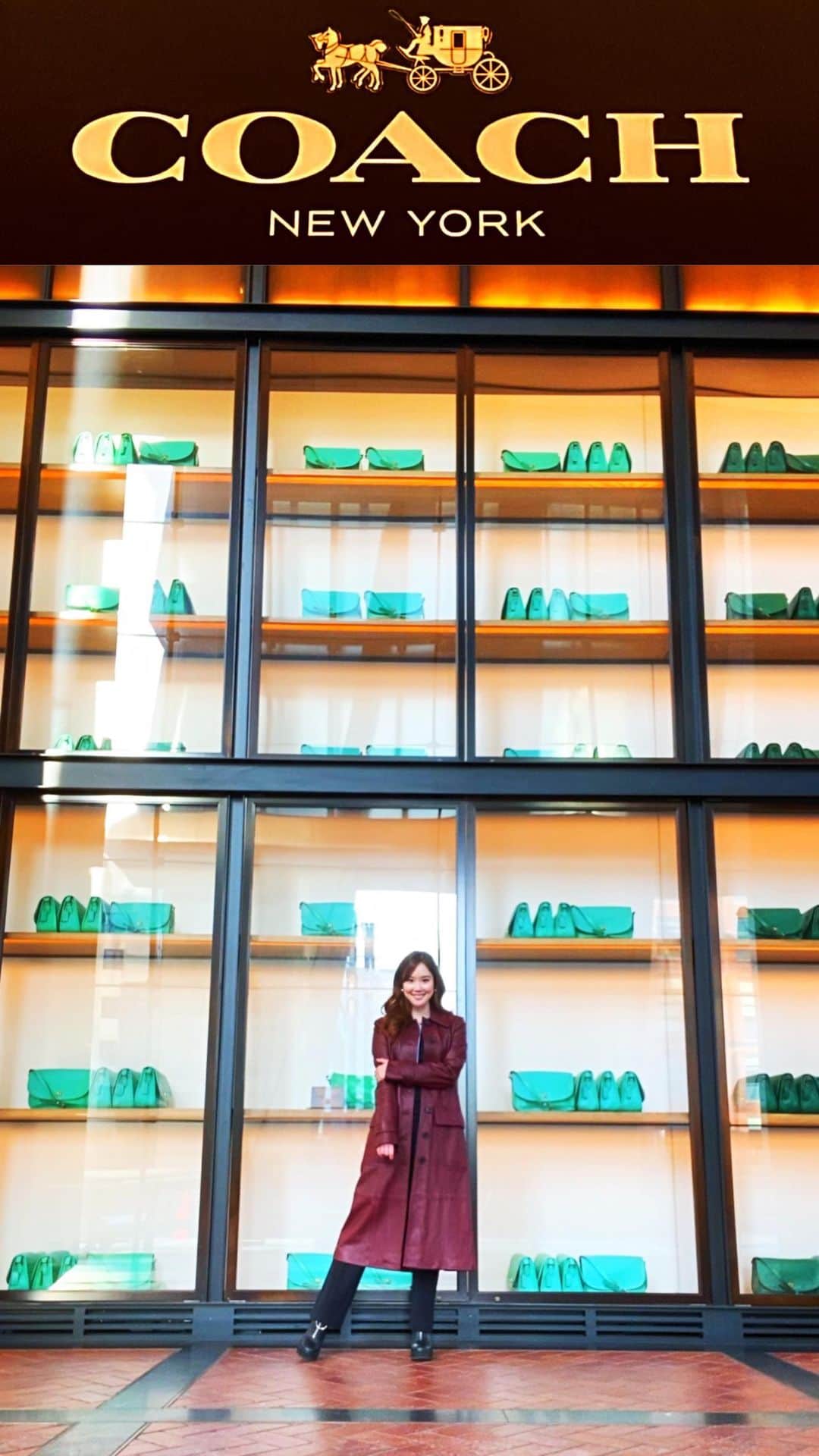 メロディー・モリタのインスタグラム：「Inside the @COACH Global Headquarters in New York!🗽👜 I was invited for an insightful meeting and tour of their incredible space which includes a 15-story atrium overlooking the Hudson River😍 Sharing a glimpse of their beautiful office as well as props that were actually used in past shows✨ I also had the opportunity to see their handbags preciously made in person, unreleased upcoming collections, and pieces to be revealed at NYFW!👠  I truly admire their (Re)Loved Exchange program where your pre-owned bag can be repaired, recycled, and reconditioned by the craftspeople at COACH taking part to do better for the planet. Their passion to raise awareness for sustainability in fashion made me want to revisit and cherish well-loved bags even more which can be passed down to the next generation. Iconic pieces never go out of style and can be remixed in countless ways, so I highly encourage you to do the same.💚 Looking forward to upcoming projects & collections with the global team!✨  『COACH』からご招待頂き、ミーティングのためニューヨークにあるTapestry, Inc. Corporate Office Headquartersへ！🏙 専用ロビーには壁一面のCOACHヴィンテージバッグがズラリ！社長室にはブランドロゴの日本の着物をまとった女性の絵、そして実際にショーで使われた小道具など、多くの貴重な品々が飾られています。  バーチャル期間を経てやっと対面でのミーティングと本社ツアーが実現し、目の前でまだ公開できない未発売・制作途中の品達が丁寧に造られる様子などなど、とてもワクワクする空間が広がっていました💖 今月のニューヨークファッションウィークでお披露目となりますのでどうぞお楽しみに！☺️  又、COACHの職人の手によってリペア、リサイクル、リコンディショニングなどをしてもらう事ができ、代々大切に受け継がれる真のヴィンテージ物は、サステナブルな社会をめざす素晴らしい企業として強く心に響きました。  2022年春コレクションのキャンペーンテーマである、自分らしく “リミックス” すること、そしてアイコンの「ホース アンド キャリッジ」コレクションも是非チェックして頂きたいです🐎👜  1941年以来多くのファンに支えられ、日常を彩豊かにしてくれるCOACHとの新しいお仕事がとても楽しみです！✨」