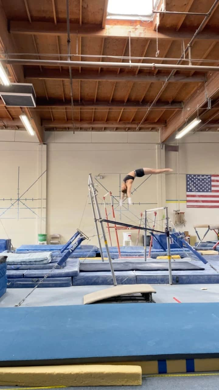 ローリー・ヘルナンデスのインスタグラム：「yeah yeah my legs were bent and my form was wonky but how fun is this old video @ the gym world !! I’ve never shown it before」