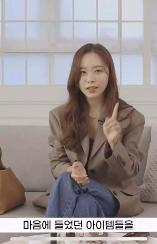 パク・ソングァンのインスタグラム：「## 우리 솔이가 #왓츠인마이백 에❓❓❓  여러분들 한 번씩 들어가서 봐주세용🙏🏻  ㅋㅋㅋㅋ평소 솔이의 가방속 아이템은  무엇일까??🤣🤣🤣  솔이의 머리긴 시절ㅋㅋㅋ  링크 주소는 프로필에 올려 놓았어요🙋🏻」