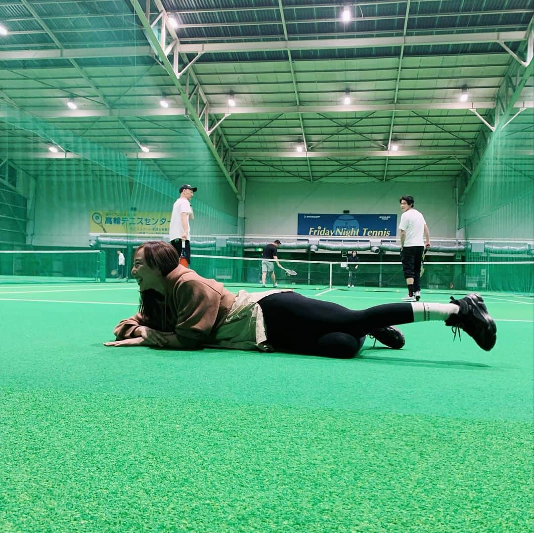 秋倉諒子さんのインスタグラム写真 - (秋倉諒子Instagram)「イケてるメンズ達を横目に ふざけだす人。🙋‍♀️ 部長！今年はテニス沢山したいです🎾 #tennis #shirokanesportsclub」2月5日 12時36分 - ryokoak45