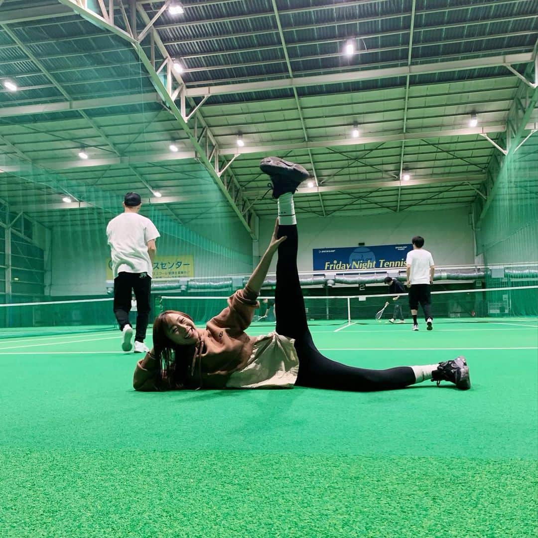 のインスタグラム：「イケてるメンズ達を横目に ふざけだす人。🙋‍♀️ 部長！今年はテニス沢山したいです🎾 #tennis #shirokanesportsclub」