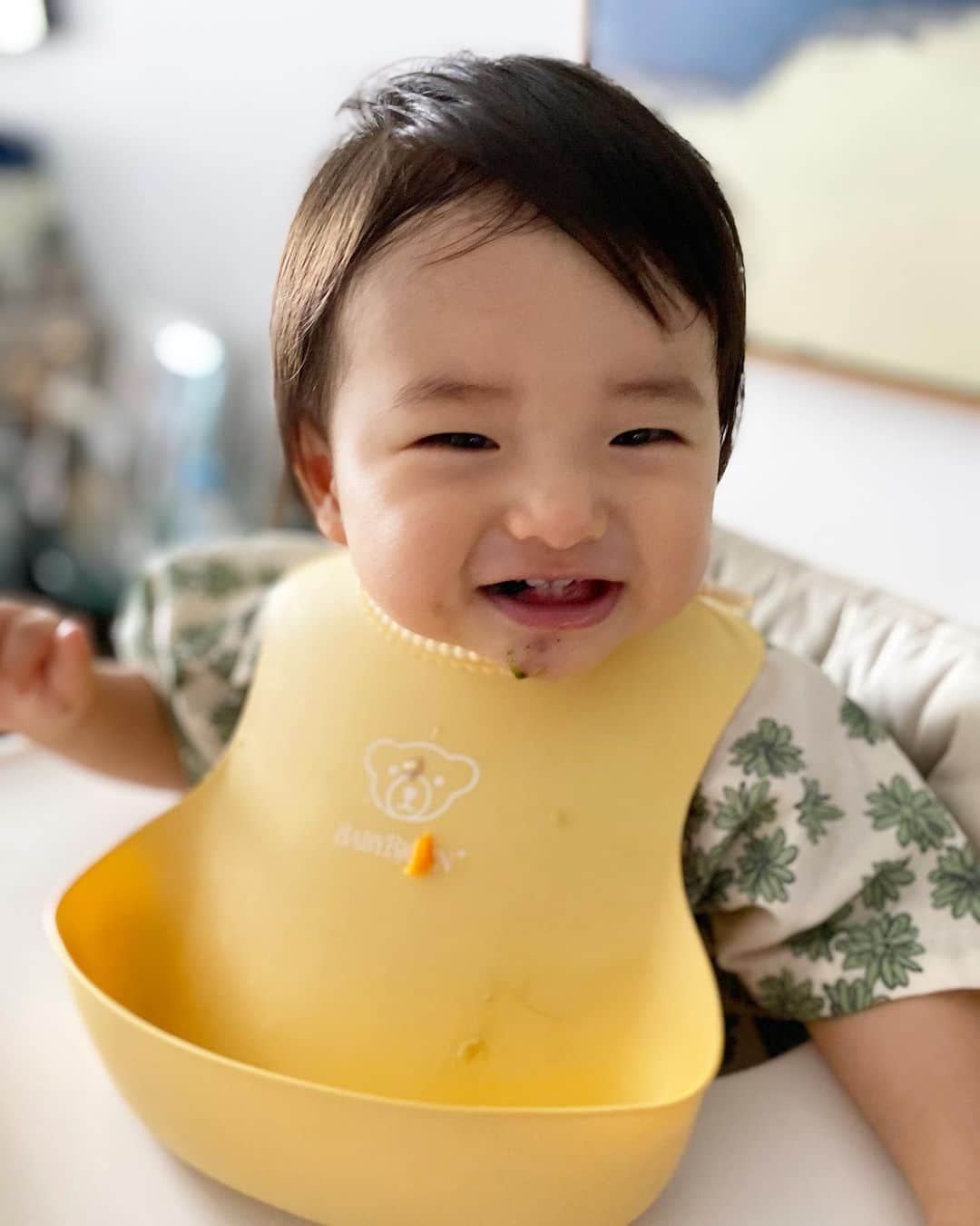 のインスタグラム：「🤍🤍🤍 食べるの大好き！ 好き嫌い無く何でも美味しそうに食べてくれて嬉しい☺️ 一時帰国してお子様ランチとか食べさせたら目が❤️になってしまいそうね😂✨ ・ ・ #食いしん坊」