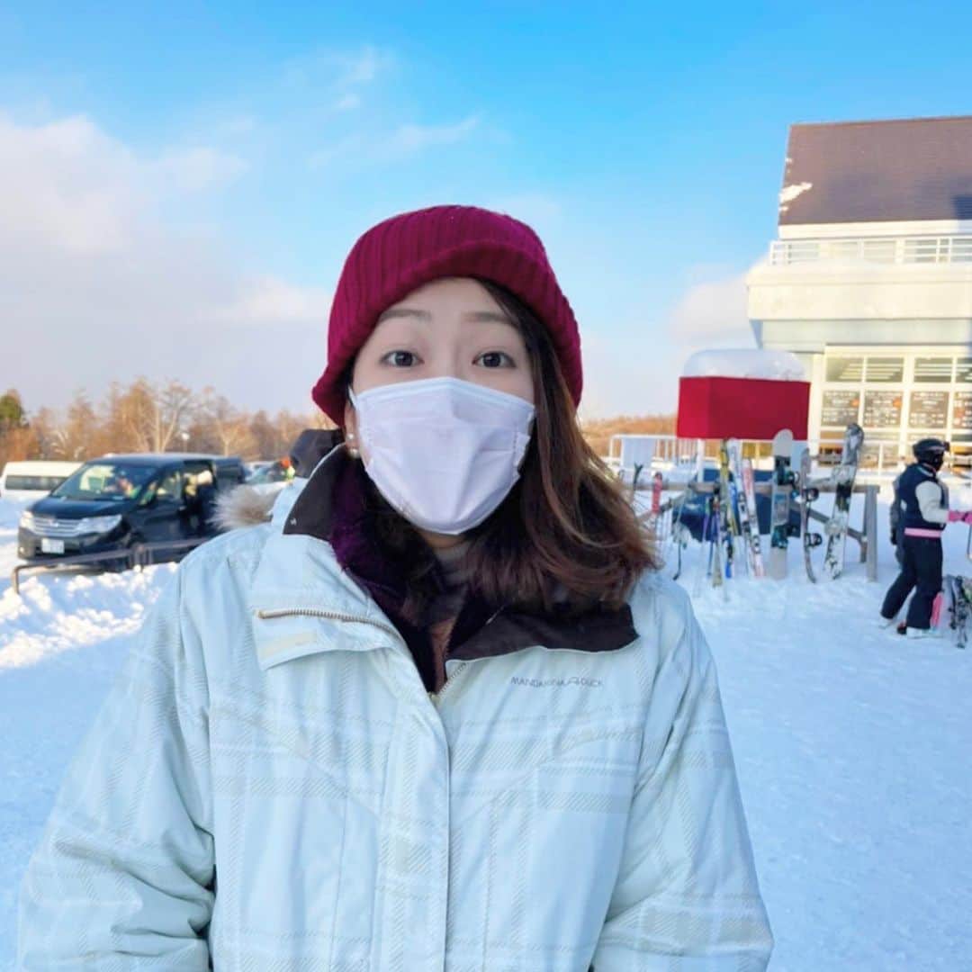 下村彩里さんのインスタグラム写真 - (下村彩里Instagram)「日本海側の広い範囲で雪が降っています❄️ 特に北陸は明日にかけてさらに積雪が増えそうですね😭  雪が強い間の移動はできるだけ避けて、 周辺の除雪を行う場合は事故防止に細心の注意を払ってください。  来週週後半は、#関東 でも#雪予報 が❄️ #雪用防寒具 や#雪ブーツ  はまだまだ活躍するもしれせん。  #以前 #スキー場 の #取材 に行った時の #写真 #帽子の被り方が #下手な私 #ディレクター の方は #完 #璧　🤭  #下村彩里#テレビ朝日#テレビ朝日アナウンサー#報道ステーション#雪#天気#スキー#スキーウェア」2月5日 12時36分 - sairi.shimomura_ex