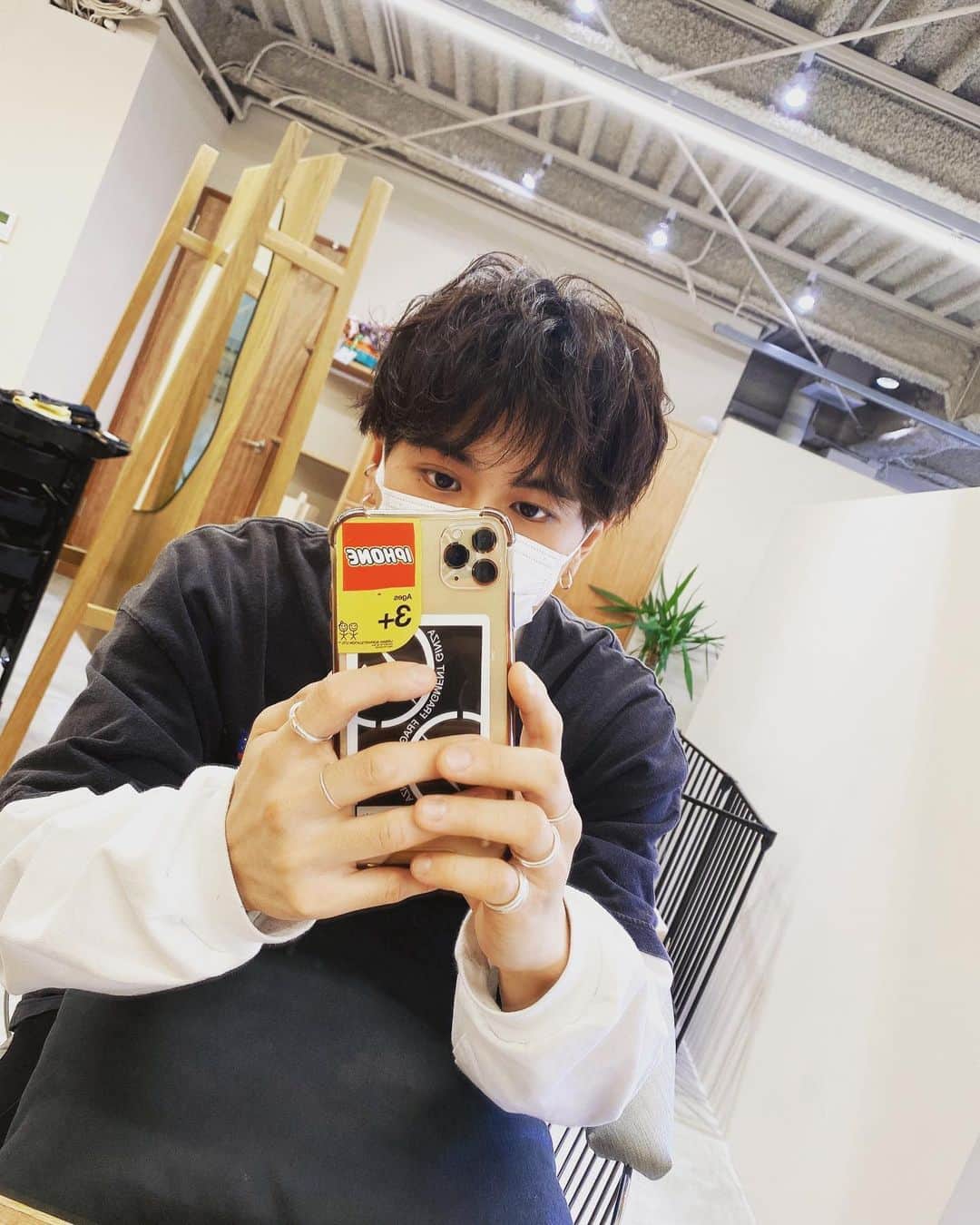 古謝那伊留のインスタグラム：「久々にカットしてきましたー💇‍♂️  1ヶ月に1回切らないと量が凄い事になるので結構切りました🙄  mayuさんは約5〜6年担当してくださってる方で凄くお世話になってます😤  またリックんにも会いたい🥺  ※実はプロフィールの写真のヘアセットもお願いしました✨」