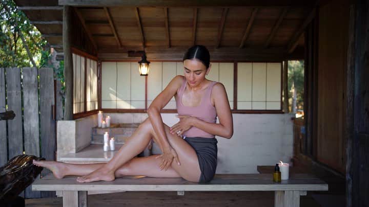 長谷川潤のインスタグラム：「New episode on YouTube🌿  今回もマッサージセラピストのNaomi Matsudaさんとのコラボレーションをお送りします！  第3回目はボディマッサージ。リラックさせながら体全体をほぐしていくマッサージです。とても気持ちいいですよ〜✨  良かったら体験してみてね🤗 . . Special thanks to @ossipoffcabin  . . #glenwoodwellness #SelfMassage」