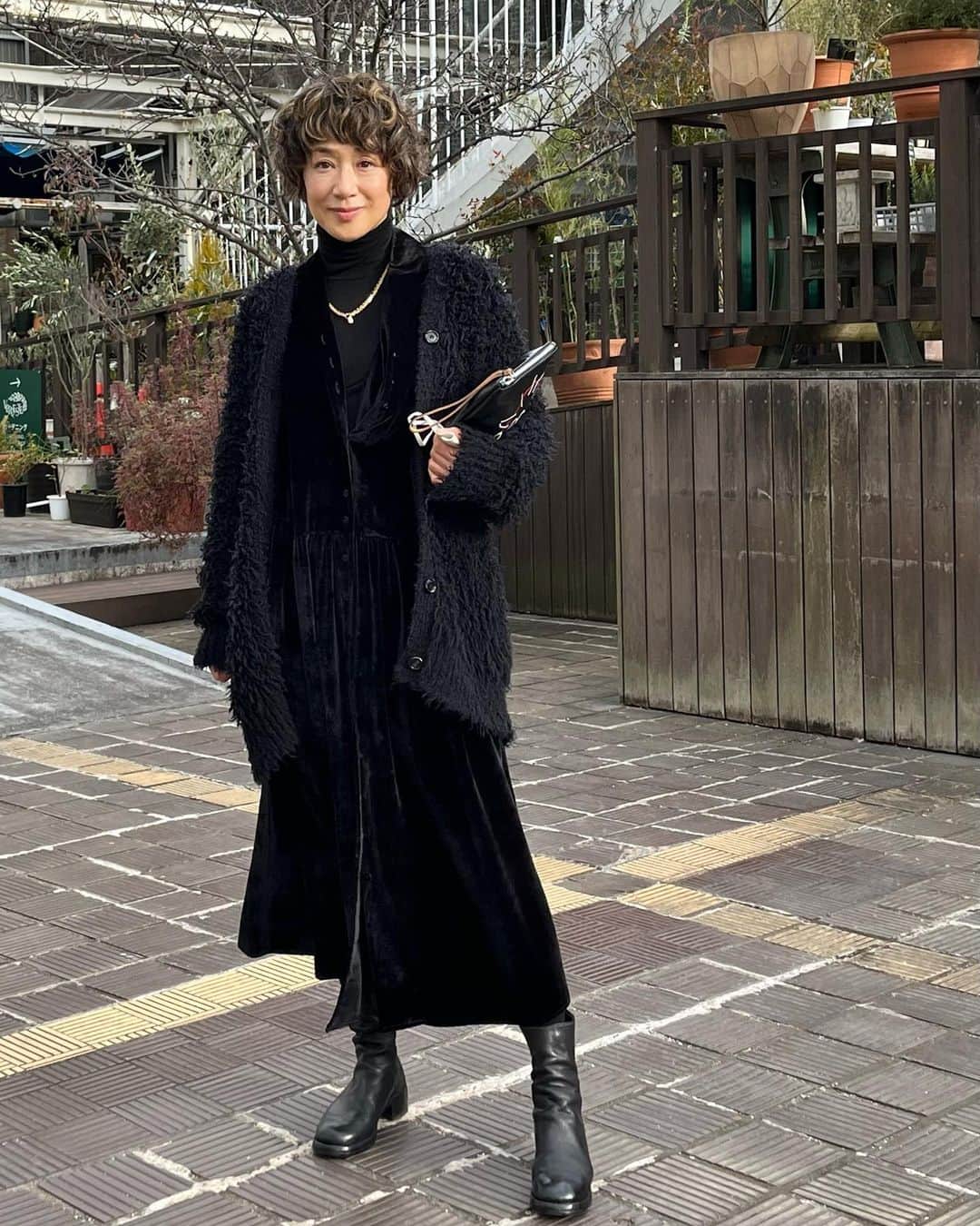黒田知永子のインスタグラム：「. 好きなワンピース☺︎ 今日は中に薄手のハイネックを着ています。 楽で裾が揺れるのがキレイだなと思って自己満足しています💮  2/5 @stand_fm  更新しました。「春が来る #37」 stand fmのアプリからか、プロフィール欄からも聞くことができます。 ぜひ聞いて下さいね。  #standfm  #スタンドエフエム @stand_fm  #黒田知永子のchikoplusチャンネル #ラジオでおしゃべり #黒田知永子 #chiekokuroda」