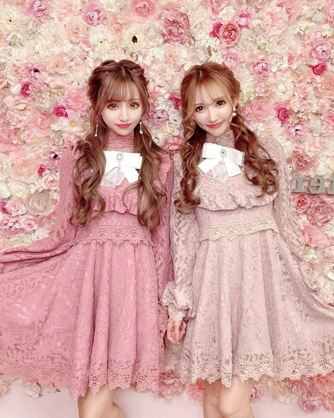 桜井莉菜さんのインスタグラム写真 - (桜井莉菜Instagram)「おそろ色違いリーナ💓💓💓【 @riina_couture 】 りりかちゃんと、浅草のおもてなし【 @asakusa_omotenashi 】に行った時、打ち合わせもして ないのに、お洋服カブッた😂❤️ 大人気のお嬢ワンピース💗💗 胸元のおリボンは、着物に付けてたのを一緒につけてみたよん🥰 ここにいろんなブローチを付ける事で雰囲気全然変わって楽しめるよん✨  #おそろ#おそろい#おそろコーデ #双子コーデ#リンクコーデ#riinacouture#リーナクチュール」2月5日 13時12分 - rina__sakurai