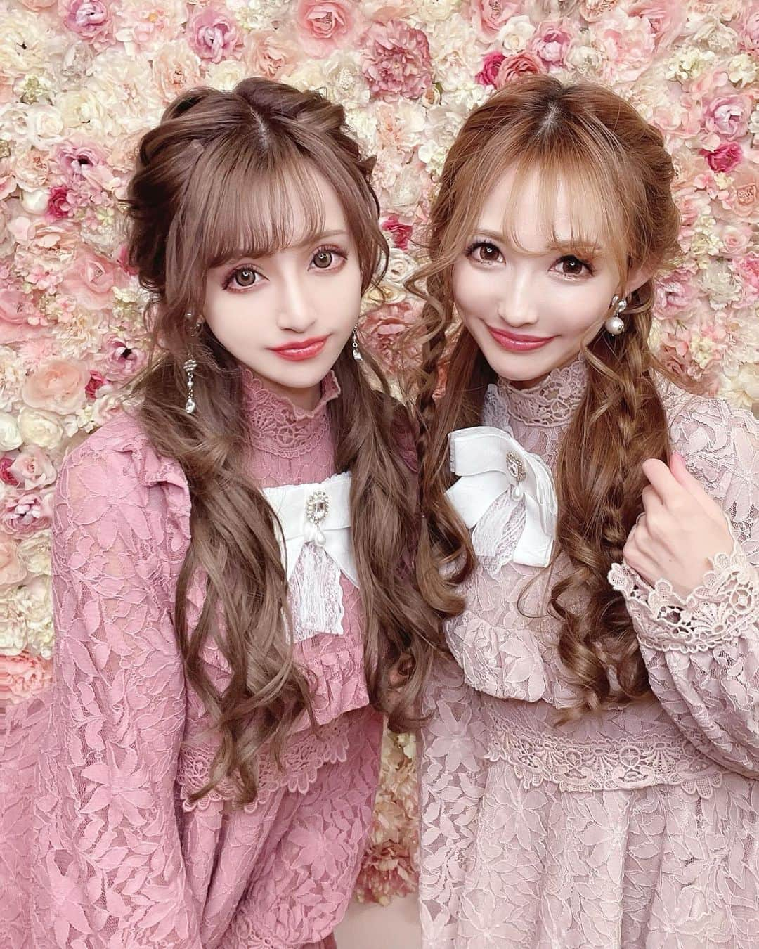 桜井莉菜さんのインスタグラム写真 - (桜井莉菜Instagram)「おそろ色違いリーナ💓💓💓【 @riina_couture 】 りりかちゃんと、浅草のおもてなし【 @asakusa_omotenashi 】に行った時、打ち合わせもして ないのに、お洋服カブッた😂❤️ 大人気のお嬢ワンピース💗💗 胸元のおリボンは、着物に付けてたのを一緒につけてみたよん🥰 ここにいろんなブローチを付ける事で雰囲気全然変わって楽しめるよん✨  #おそろ#おそろい#おそろコーデ #双子コーデ#リンクコーデ#riinacouture#リーナクチュール」2月5日 13時12分 - rina__sakurai